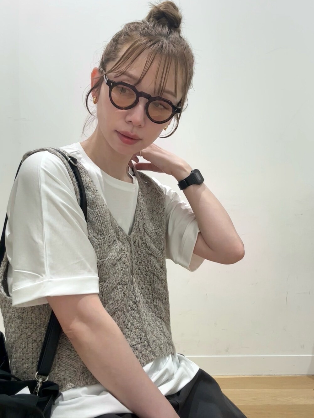 ホワイト系のTシャツ/カットソー、ベージュ系のニット/セーター、ブラック系のサンダルを着用したレディースの夏コーディネートの6枚目の写真