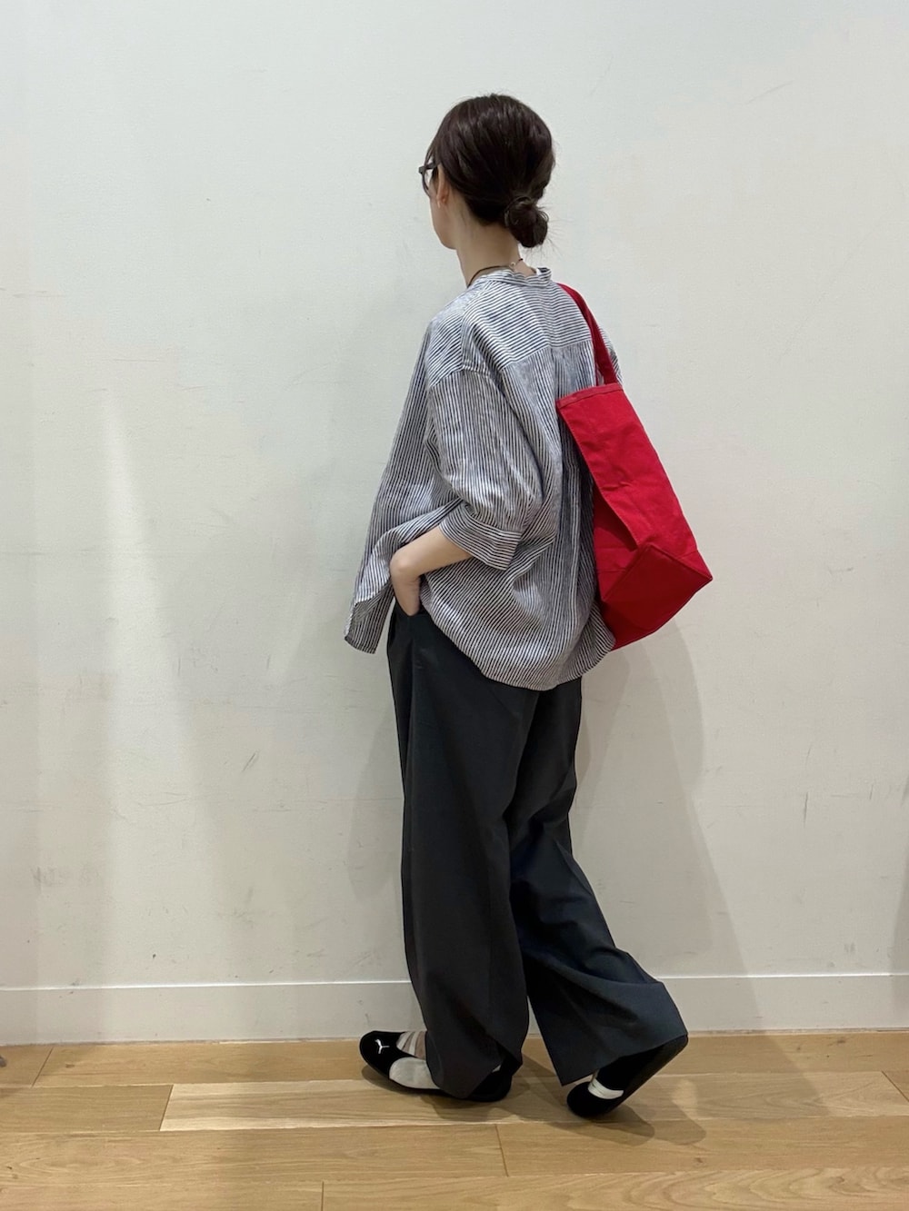 ブルー系のシャツ/ブラウス、レッド系のトートバッグ、その他のTシャツ/カットソーを着用したレディースの春コーディネートの2枚目の写真