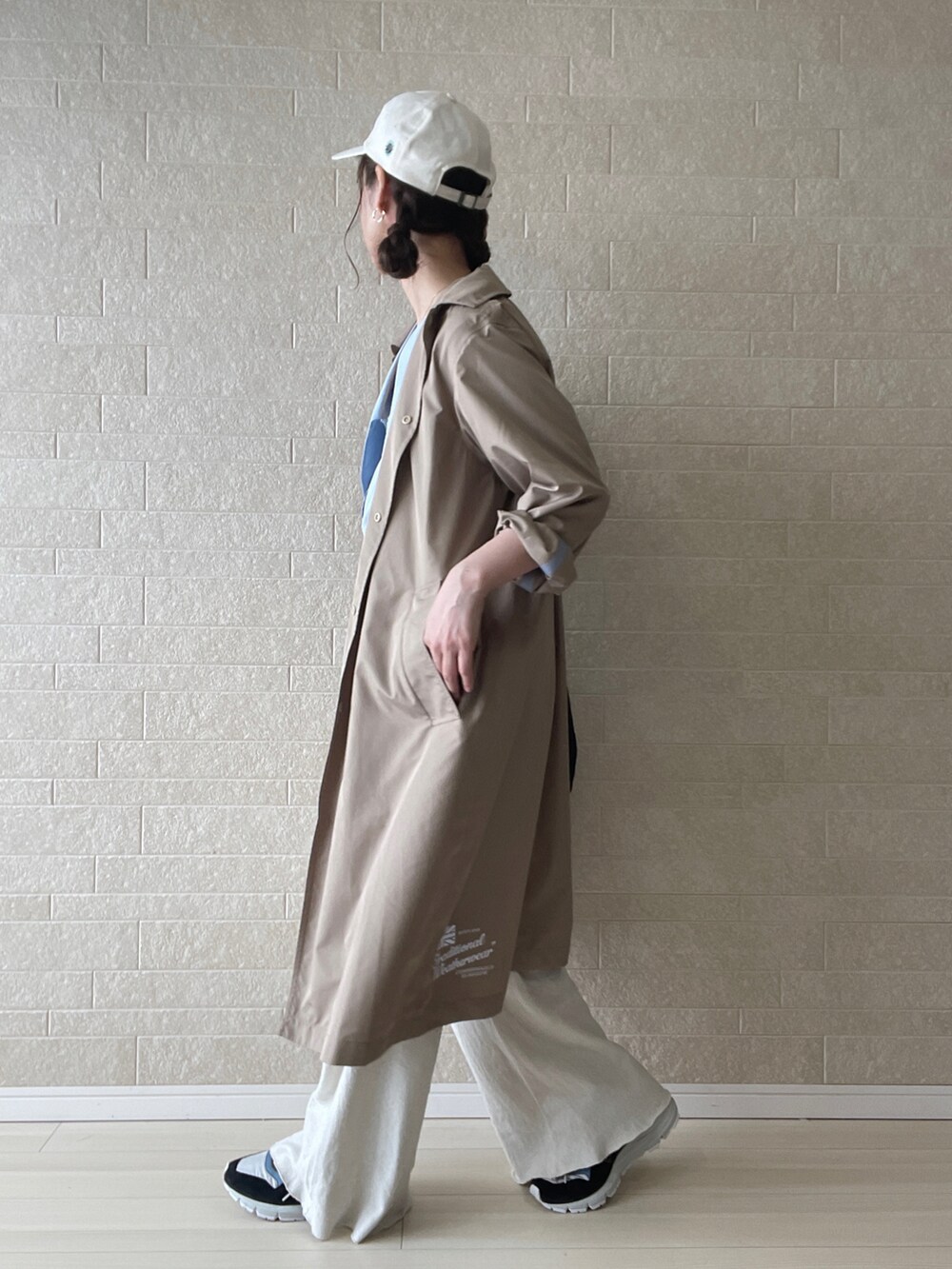 ベージュ系のその他パンツ、ブラック系のショルダーバッグ、ブルー系のシャツ/ブラウスを着用したレディースの春コーディネートの4枚目の写真