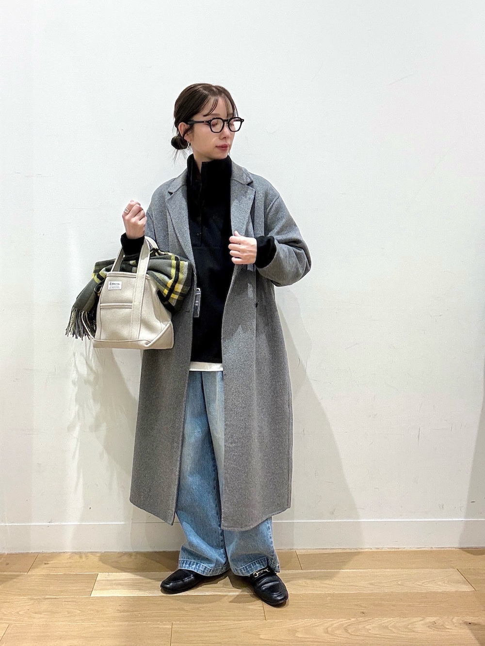 ホワイト系のシャツ/ブラウス、ブルー系のデニムパンツ、ベージュ系のトートバッグを着用したレディースの冬コーディネートの8枚目の写真