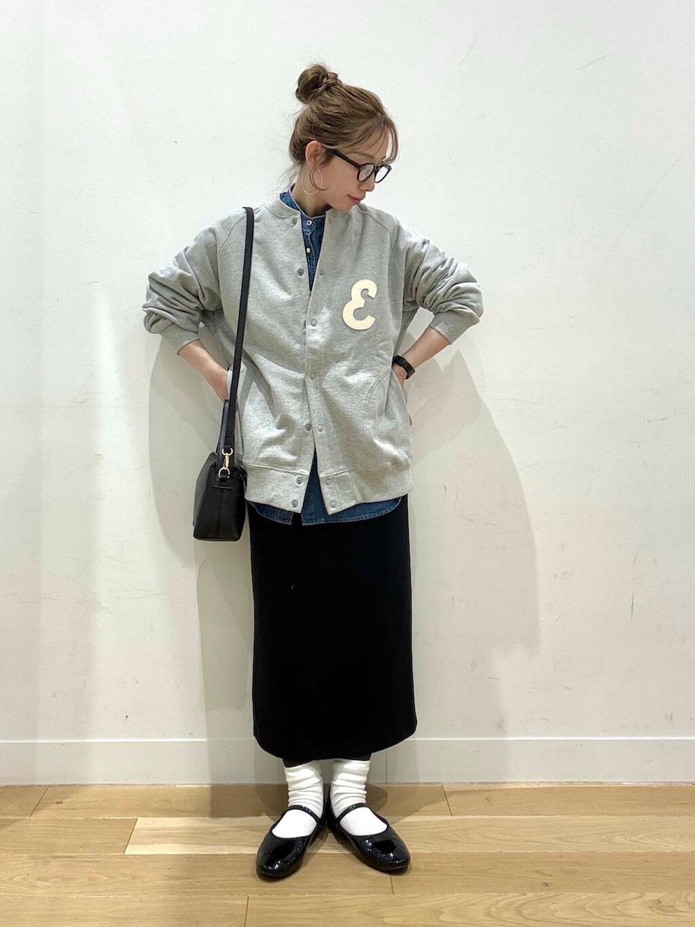 グレー系のカーディガン/ボレロ、ブルー系のシャツ/ブラウス、ベージュ系のその他アウターを着用したレディースの冬コーディネートの2枚目の写真