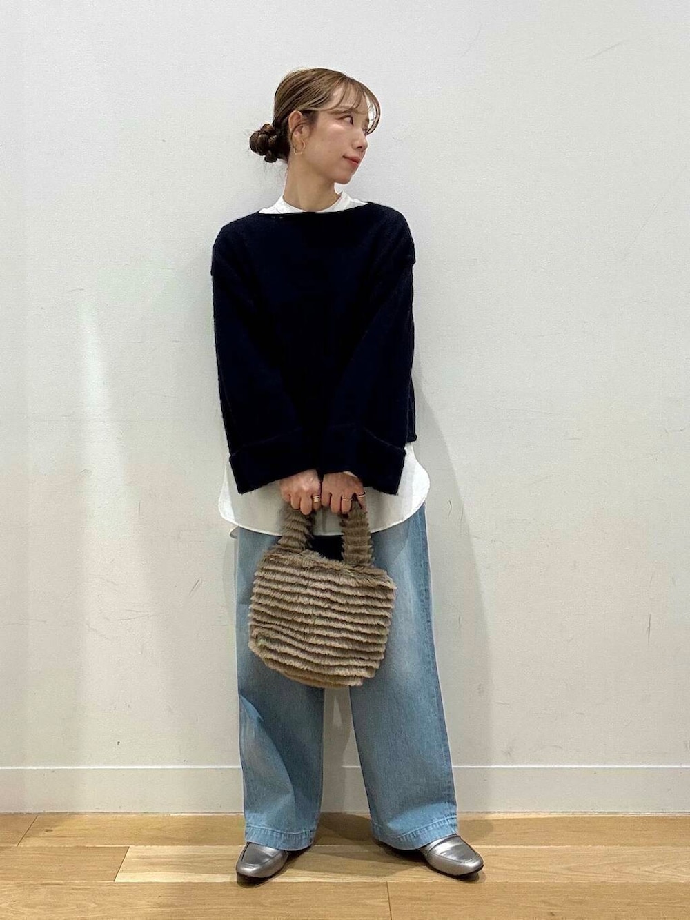 ホワイト系のシャツ/ブラウス、ブラウン系のその他アウター、シルバー系のローファーを着用したレディースの冬コーディネートの4枚目の写真