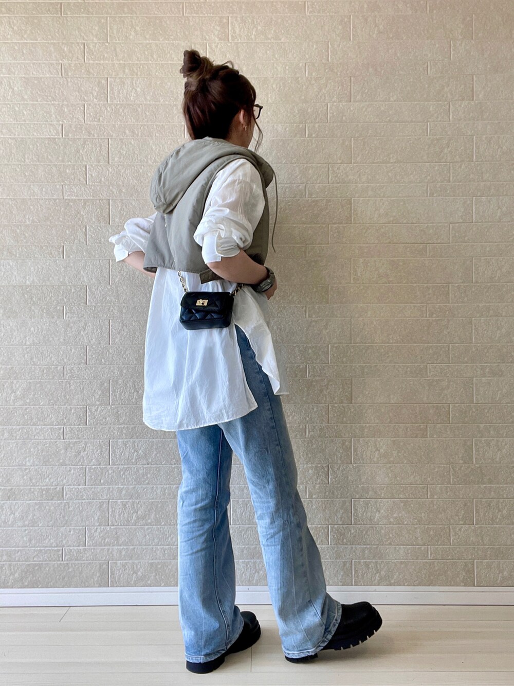 「きれいめカジュアル、ダウンベスト、ベスト、フレアデニム、デニム、厚底シューズ、秋ルック紹介するよ、レイヤードスタイル、PR、EDWIN、チェーンバッグ、サイドゴアブーツ、ハイウエスト、ミリタリー」｜「EDWINのessentials ハイウエストフレアデニムパンツ（デニムパンツ、ブルー系）」を使った、えばみ。さん（レディース・160cm）の秋コーディネートの4枚目の写真