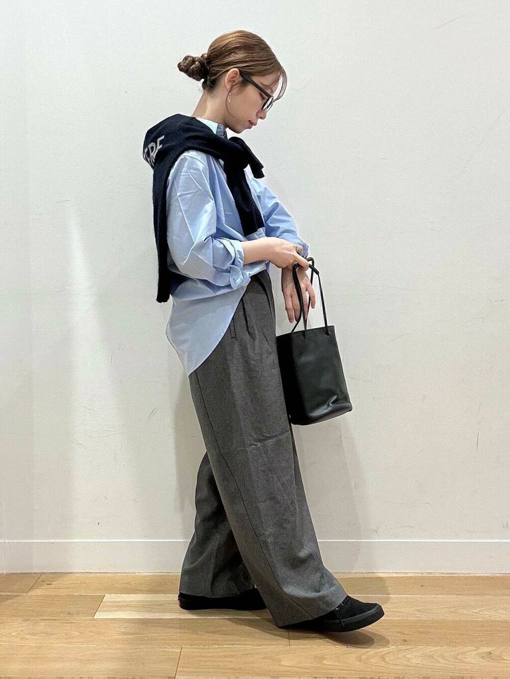 ブラック系のショルダーバッグ、ブルー系のシャツ/ブラウス、グレー系のその他パンツを着用したレディースの秋コーディネートの5枚目の写真