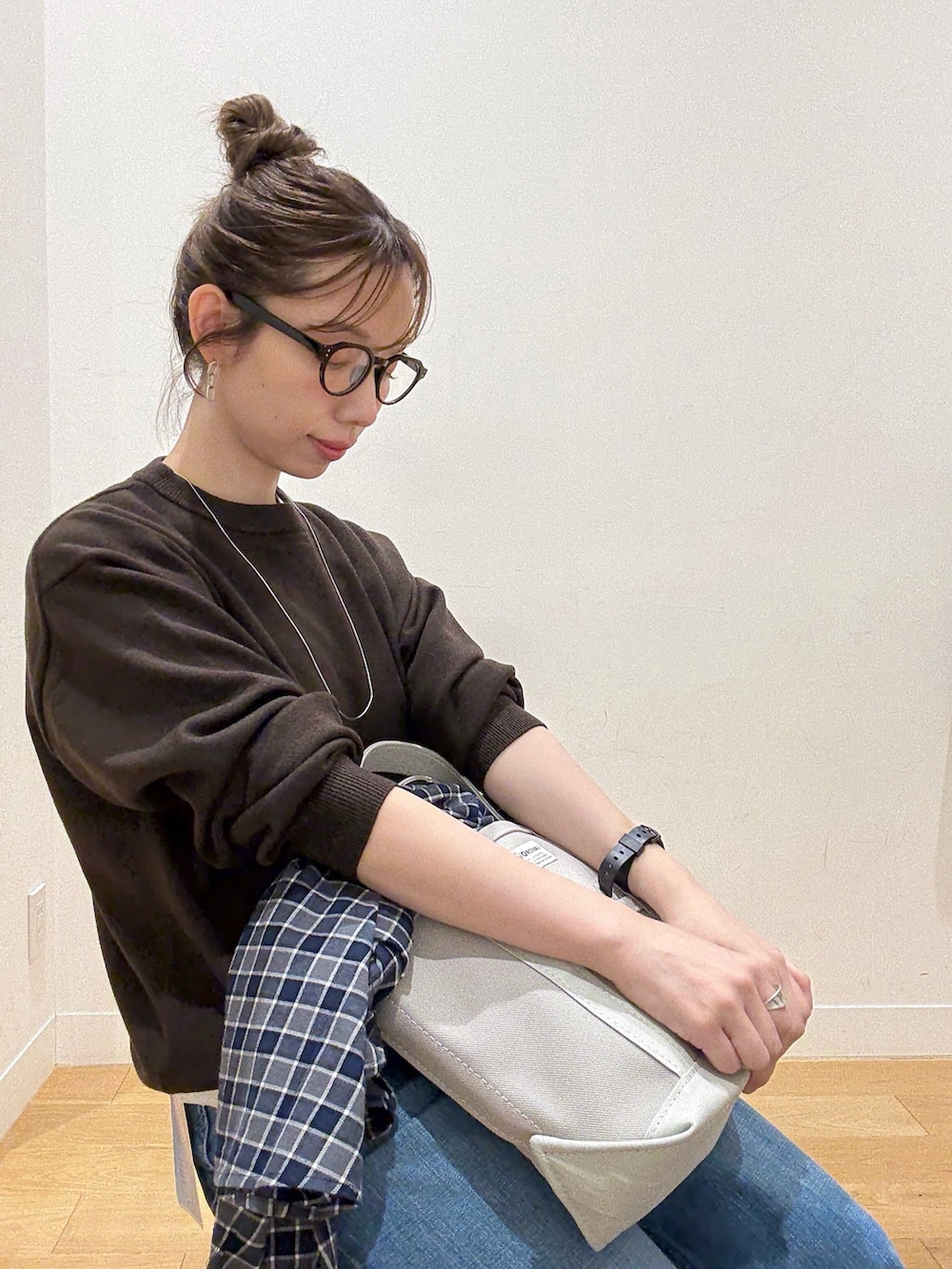 ブラウン系のパンプス、ブラウン系のニット/セーター、ブルー系のシャツ/ブラウスを着用したレディースの秋コーディネートの5枚目の写真