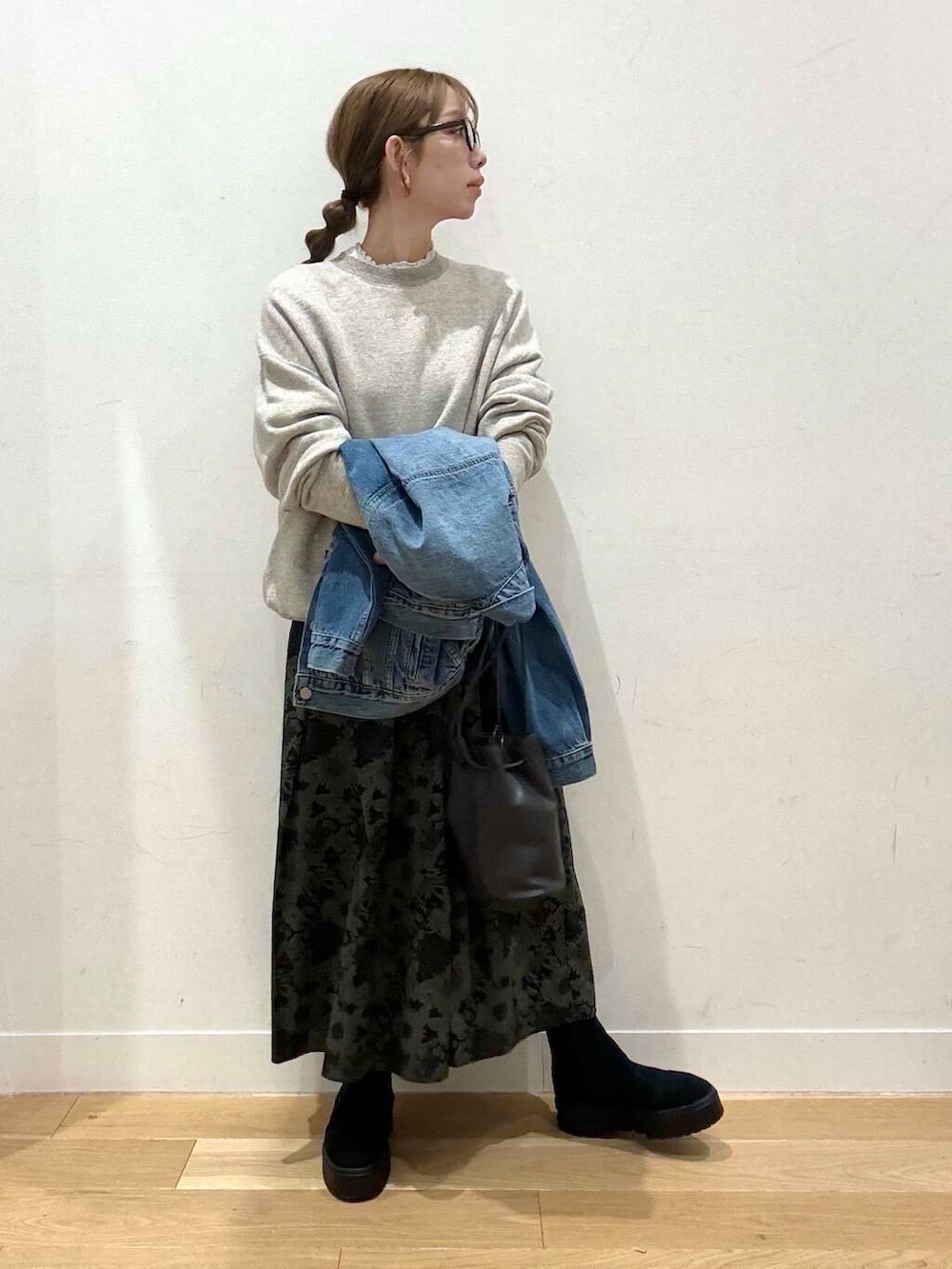 ブラック系のブーツ、ホワイト系のシャツ/ブラウス、グレー系のショルダーバッグを着用したレディースの冬コーディネートの6枚目の写真