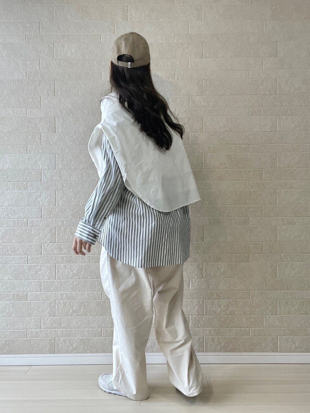 ホワイト系のその他パンツ、ブラウン系のシャツ/ブラウス、ホワイト系のスニーカーを着用したレディースの春コーディネートの5枚目の写真