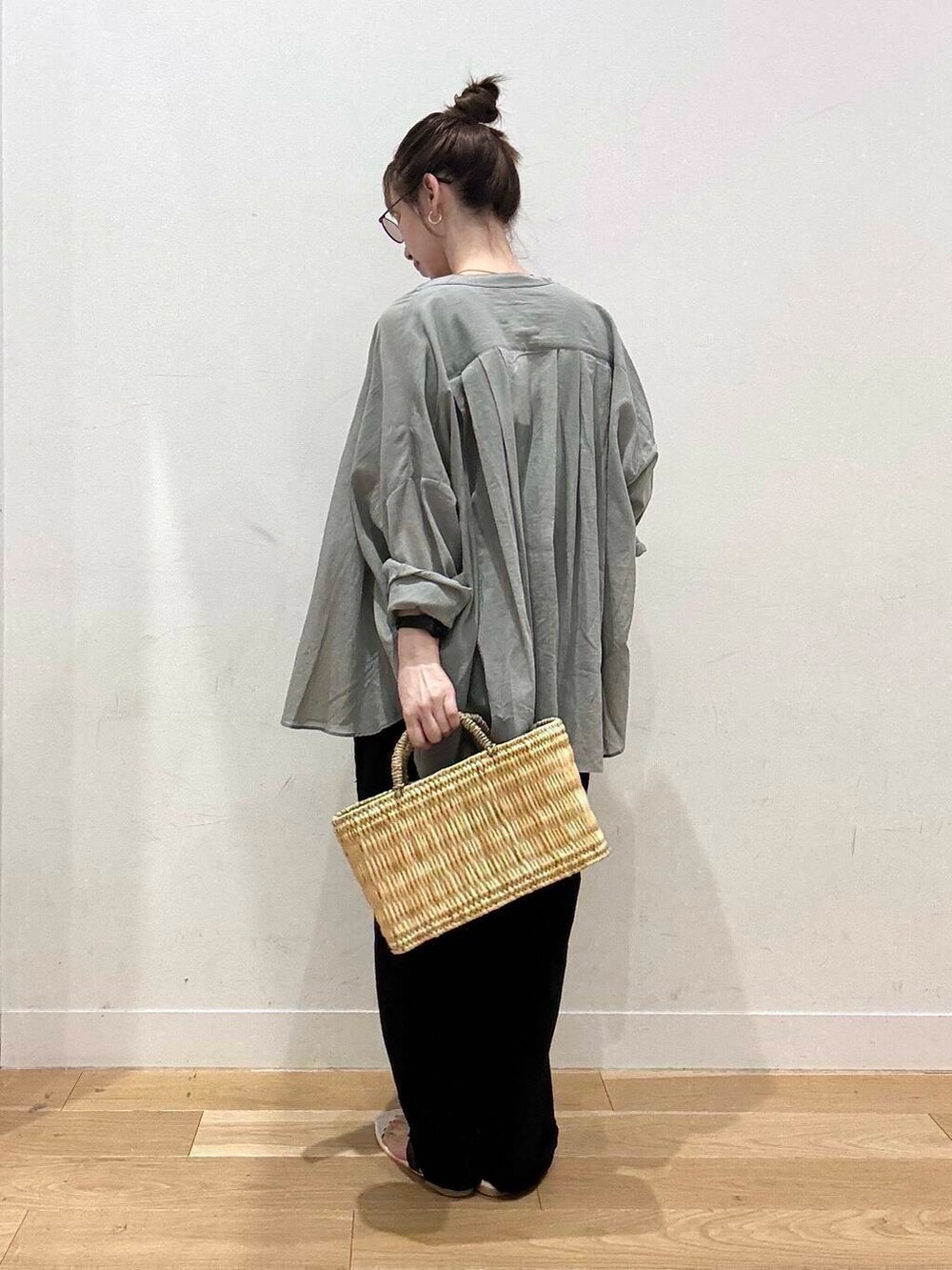 ブラック系のサンダル、ホワイト系のタンクトップ、グリーン系のシャツ/ブラウスを着用したレディースの夏コーディネートの2枚目の写真