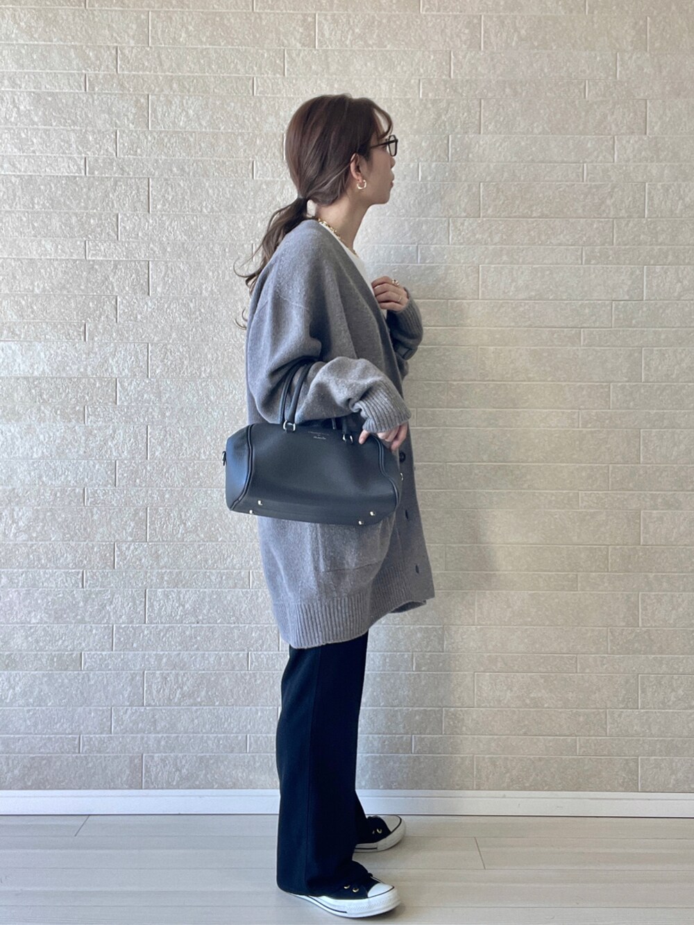 ブラック系のその他パンツ、グレー系のボストンバッグ、ベージュ系のシャツ/ブラウスを着用したレディースの秋コーディネートの3枚目の写真