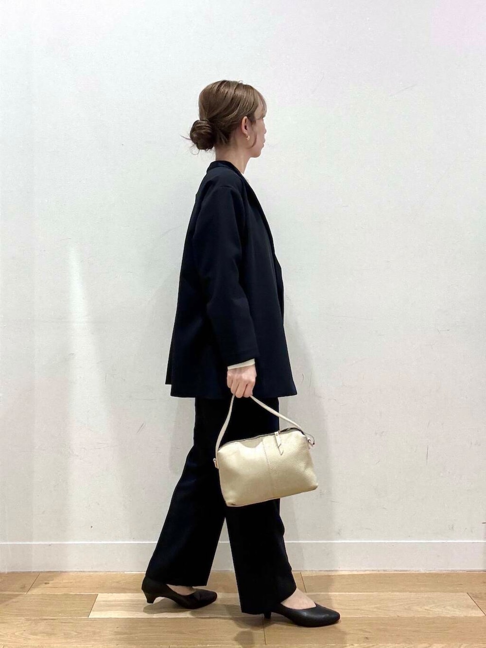 ホワイト系のショルダーバッグ、ブラック系のベスト、ホワイト系のシャツ/ブラウスを着用したレディースの冬コーディネートの8枚目の写真