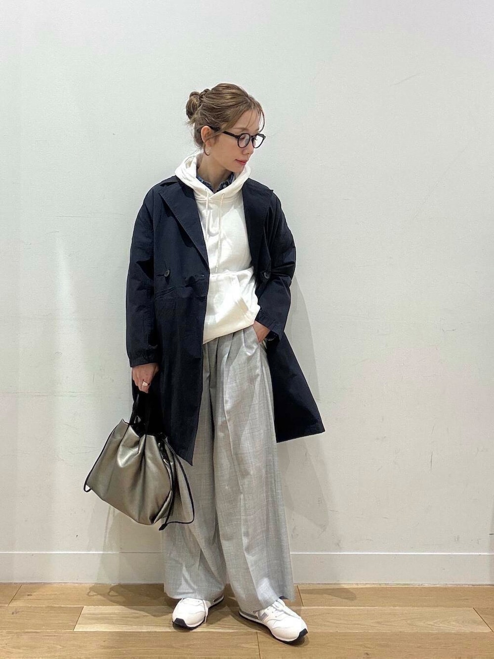 ブルー系のその他アウター、シルバー系のショルダーバッグ、ブルー系のシャツ/ブラウスを着用したレディースの春コーディネートの8枚目の写真