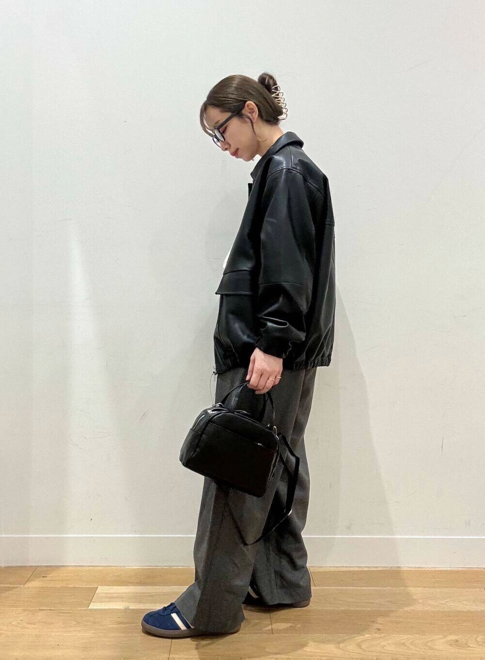ホワイト系のシャツ/ブラウス、ブラック系のショルダーバッグ、グレー系のその他パンツを着用したレディースの秋コーディネートの4枚目の写真