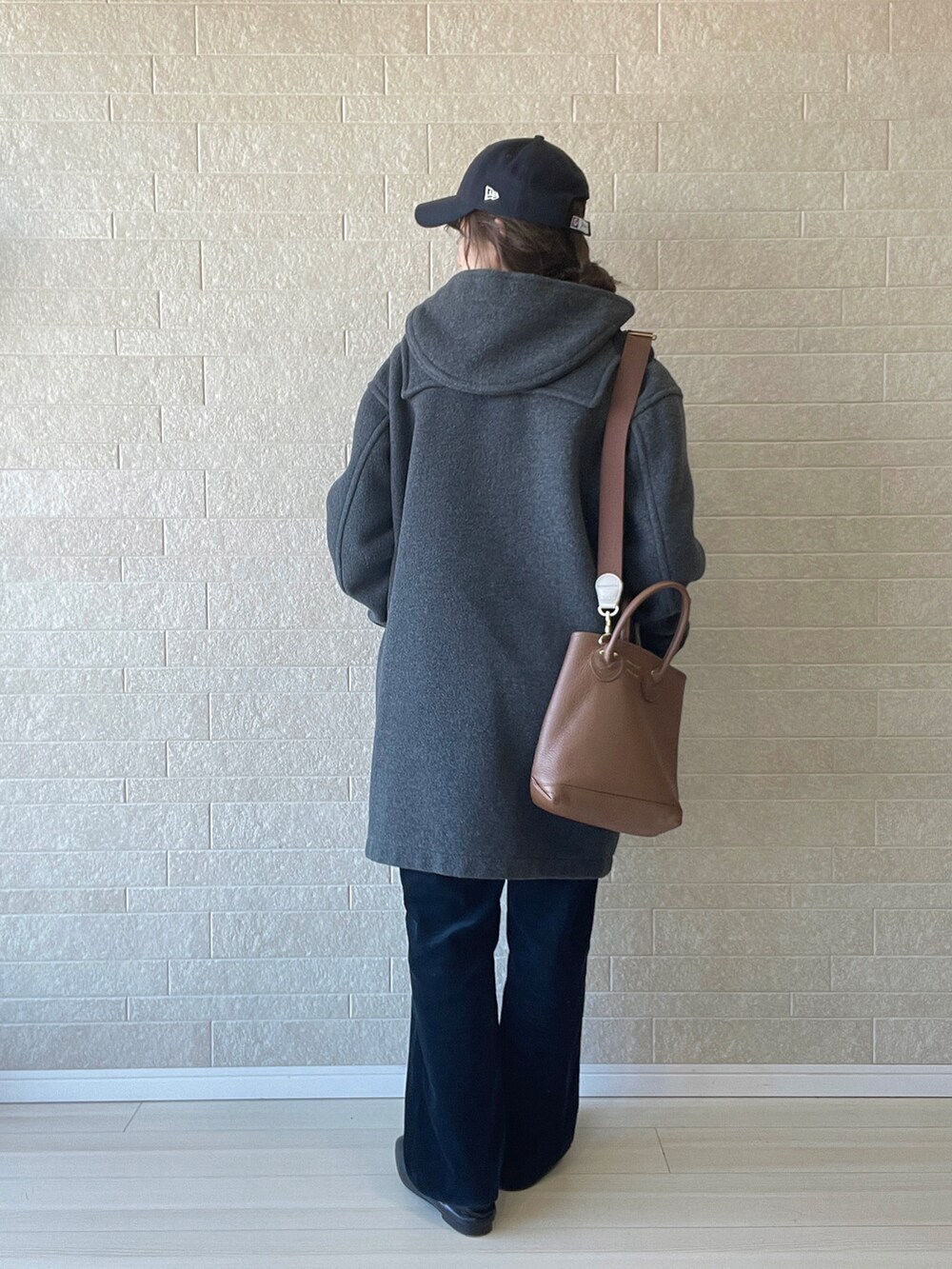 ホワイト系のニット/セーター、ブラック系のローファー、グレー系のダッフルコートを着用したレディースの冬コーディネートの5枚目の写真