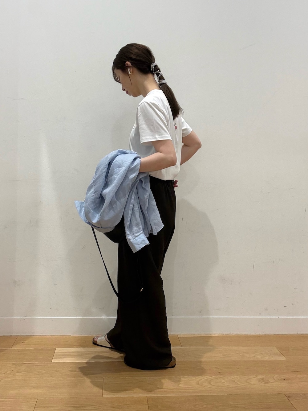 ホワイト系のTシャツ/カットソー、ブラウン系のその他パンツ、ブラック系のショルダーバッグを着用したレディースの夏コーディネートの6枚目の写真