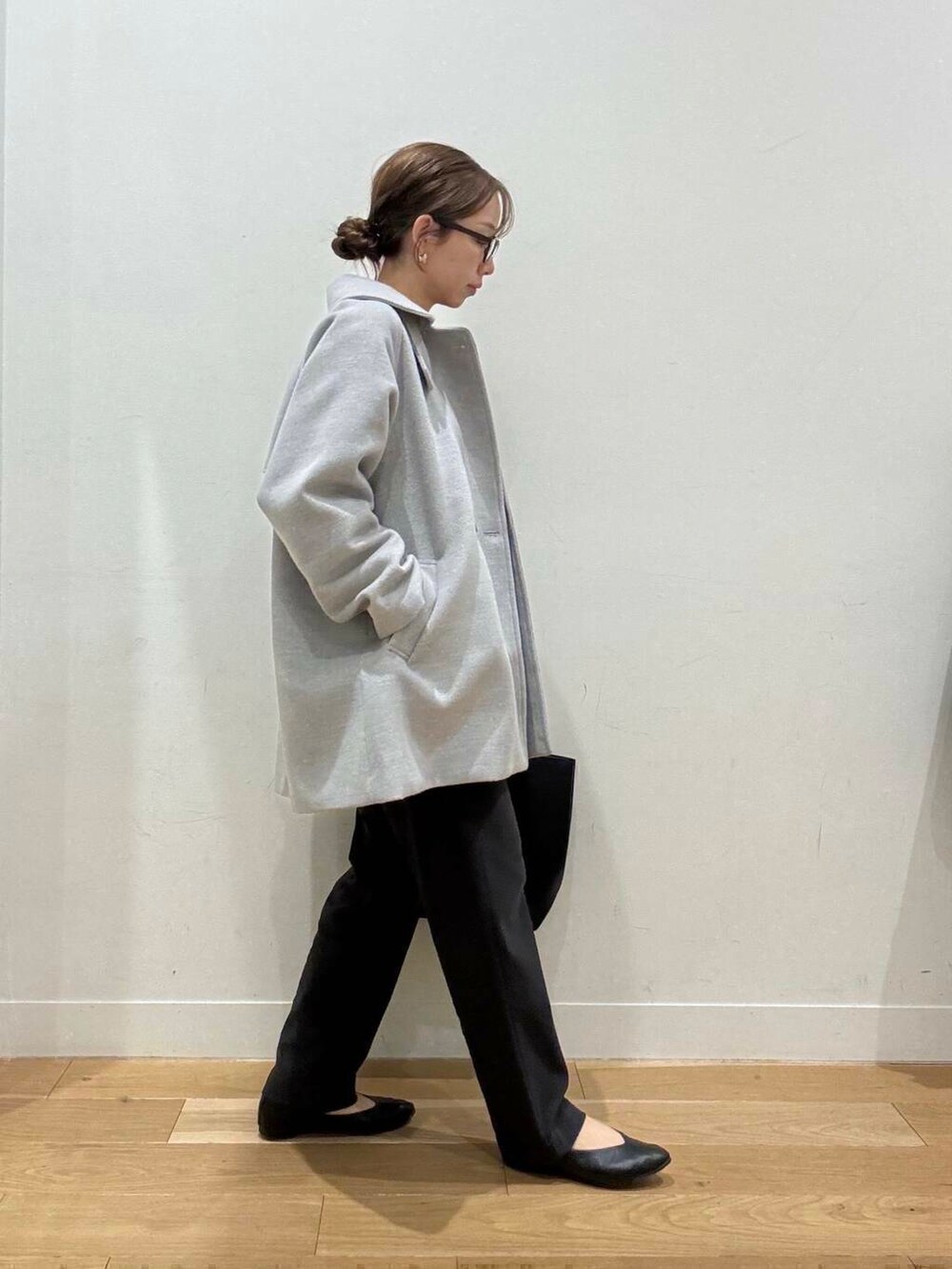 ブラック系のトートバッグ、ブラック系のパンプス、グレー系のエコバッグ/サブバッグを着用したレディースの冬コーディネートの3枚目の写真