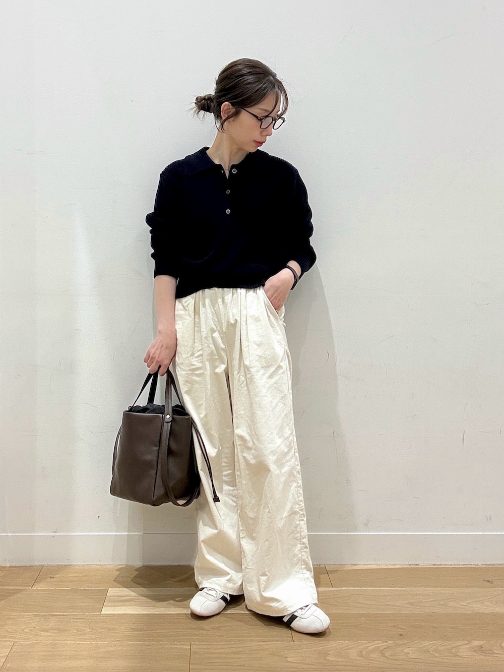 ブルー系のニット/セーター、ブラウン系のトートバッグ、ホワイト系のその他パンツを着用したレディースの冬コーディネートの3枚目の写真