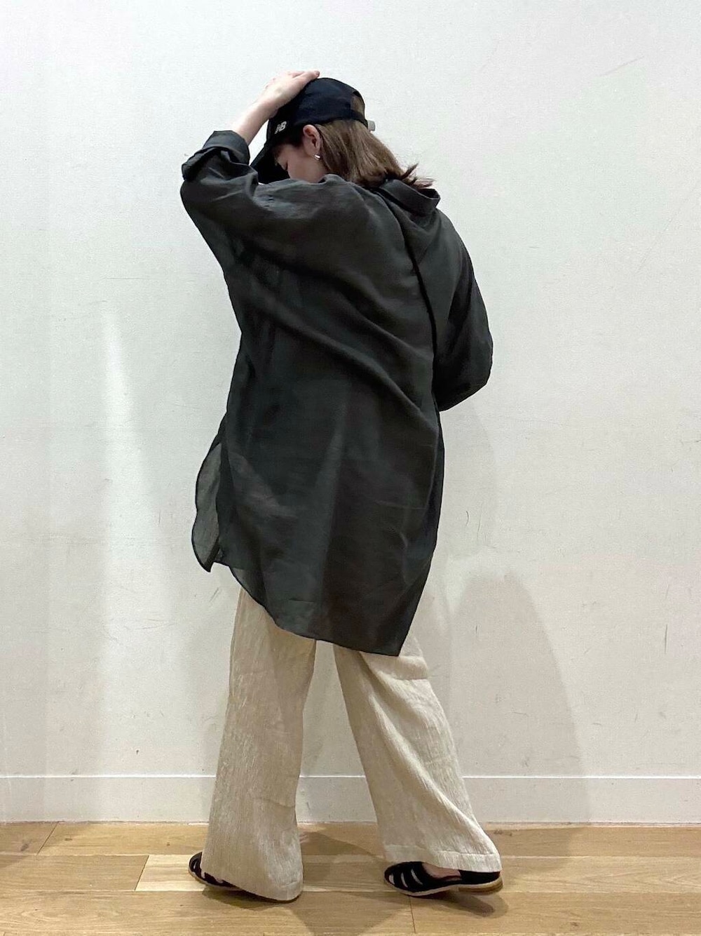 「大人カジュアル、イージーパンツ、doors、シアートップス、シンプルスタイル、グルカサンダル、キャップコーデ、骨格ナチュラル、ナチュラル×イエベ春、即戦力シャツコーデ」|「RODE SKOのペーパーコンビショルダーバッグ(ショルダーバッグ、ベージュ系)」を使った、えばみ。さん(レディース・160cm)の春コーディネートの4枚目の写真