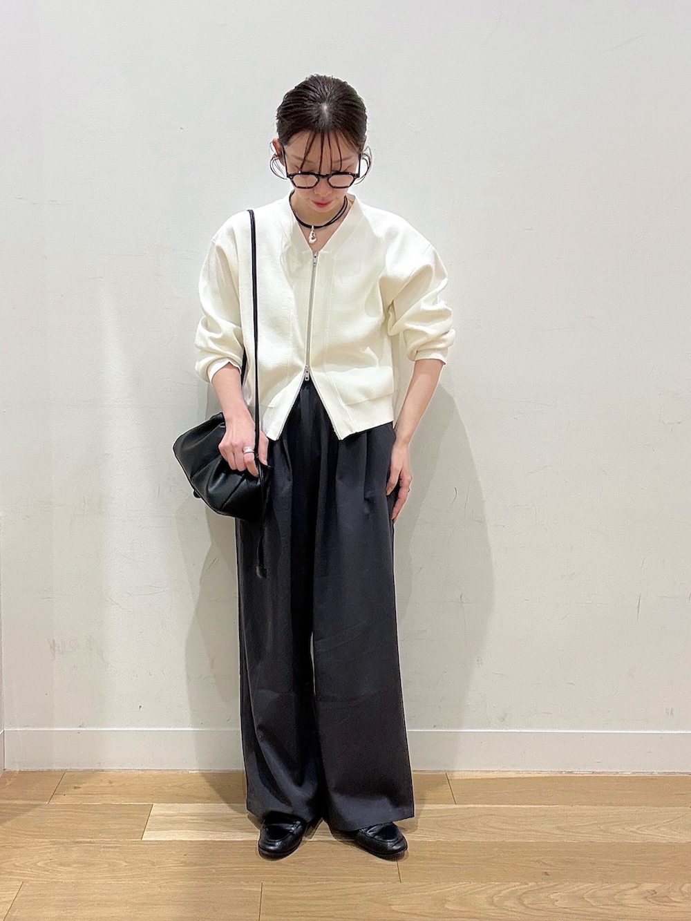 ホワイト系のカーディガン/ボレロ、グレー系のその他パンツ、ブラック系のショルダーバッグを着用したレディースの冬コーディネートの2枚目の写真