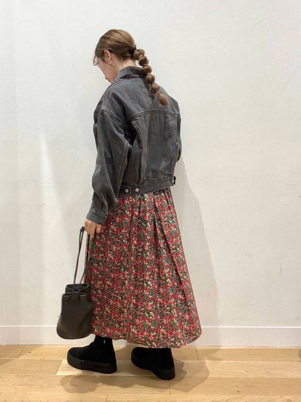 ブラック系のブーツ、グレー系のショルダーバッグ、ホワイト系のTシャツ/カットソーを着用したレディースの冬コーディネートの3枚目の写真