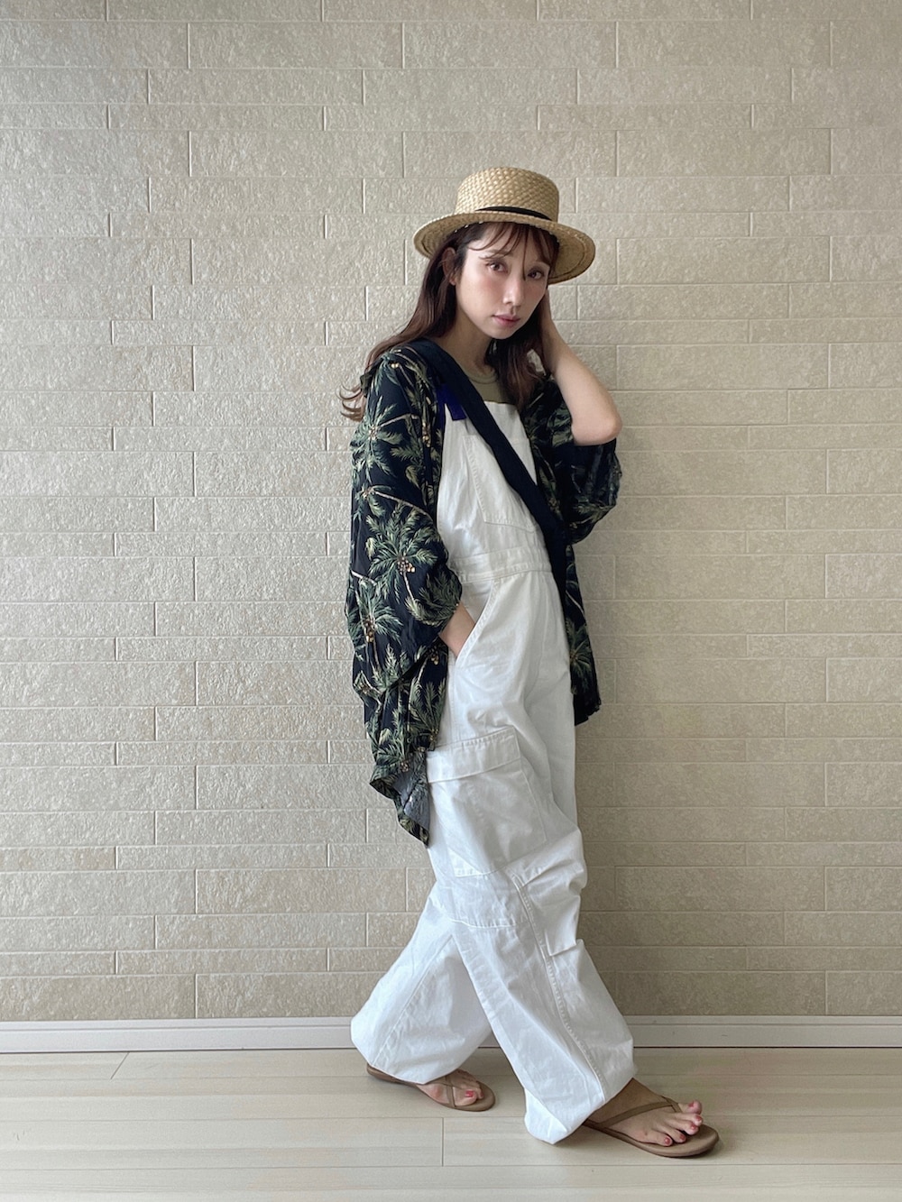 ホワイト系のサロペット/オーバーオール、ブラウン系のサンダル、ブラック系のショルダーバッグを着用したレディースの夏コーディネートの5枚目の写真