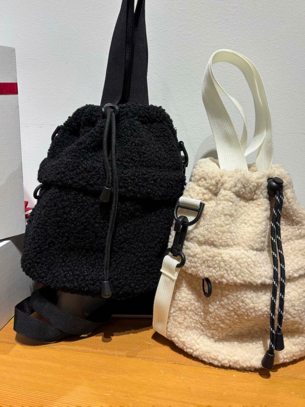 ブラック系のブーツ、グレー系のカーディガン/ボレロ、ブラック系のスカートを着用したレディースの冬コーディネートの8枚目の写真