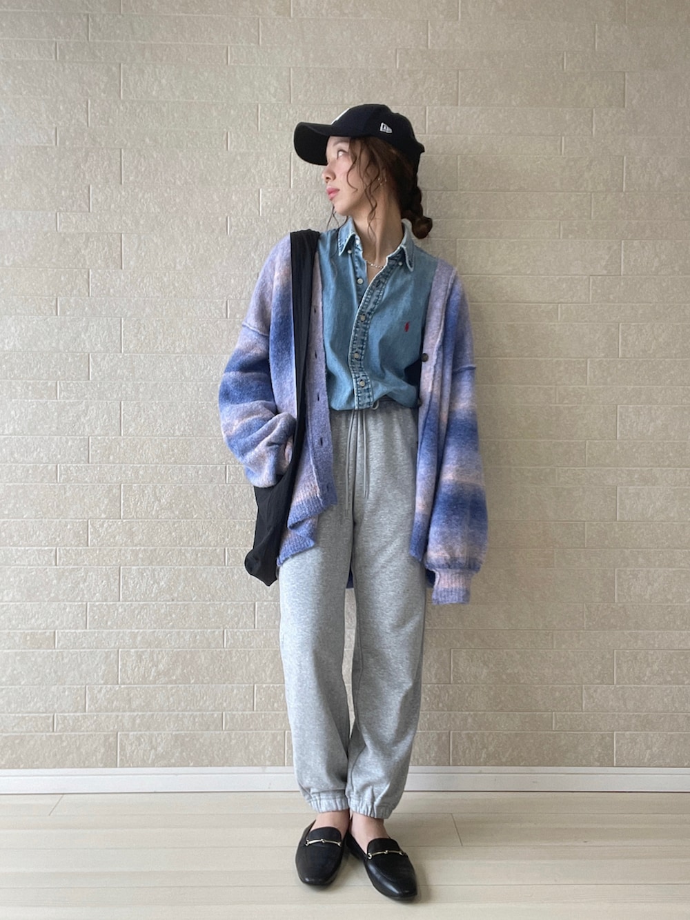 ブルー系のカーディガン/ボレロ、グレー系のスウェットパンツ、ブルー系のシャツ/ブラウスを着用したレディースの秋コーディネートの2枚目の写真