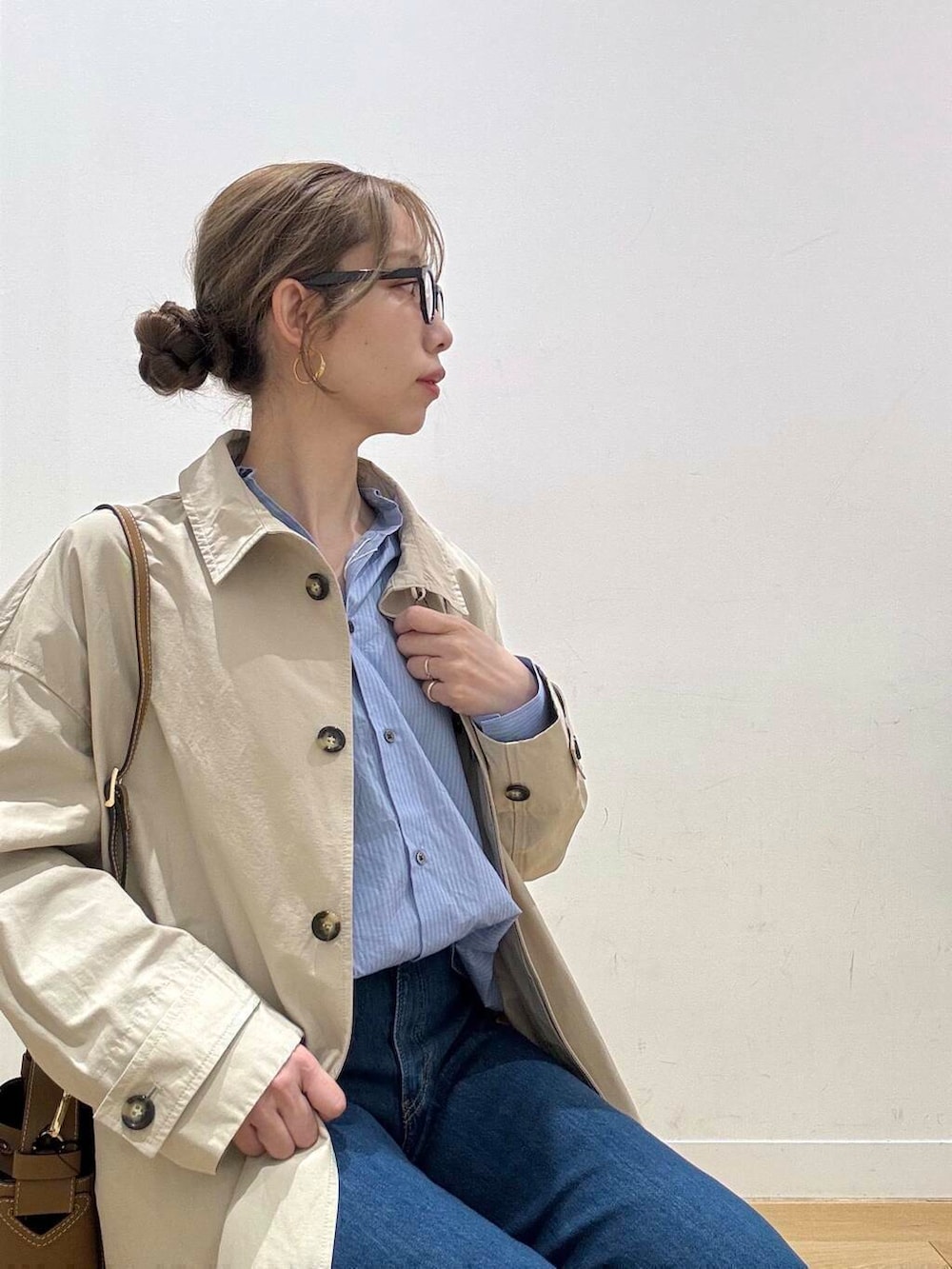 グレー系のパンプス、グレー系のその他アウター、ブルー系のシャツ/ブラウスを着用したレディースの春コーディネートの8枚目の写真