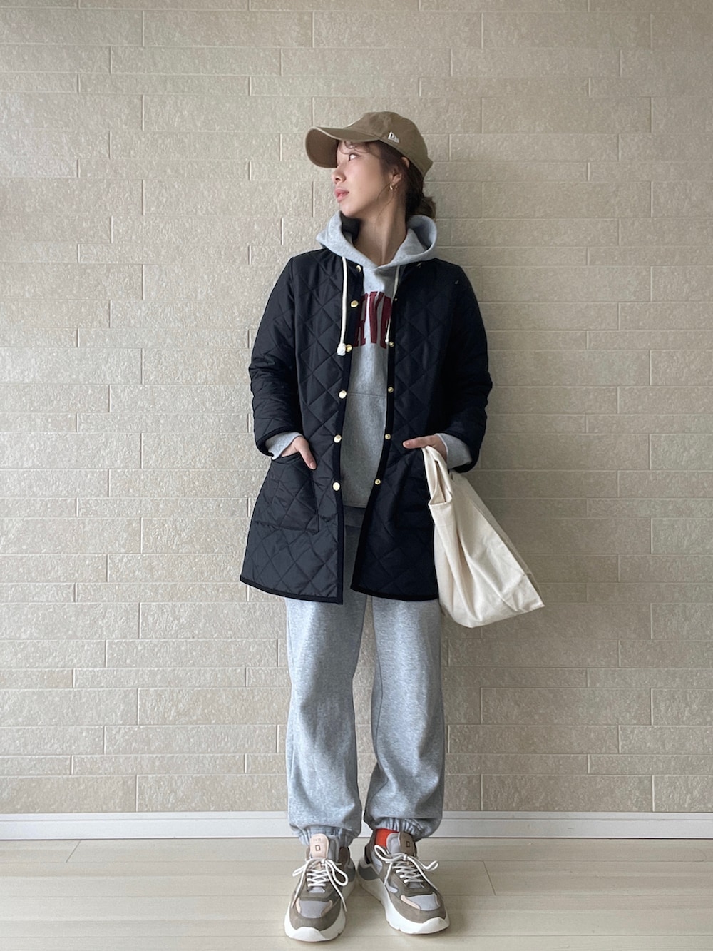 ブラック系のその他アウター、ベージュ系のスニーカー、グレー系のスウェットパンツを着用したレディースの冬コーディネートの2枚目の写真