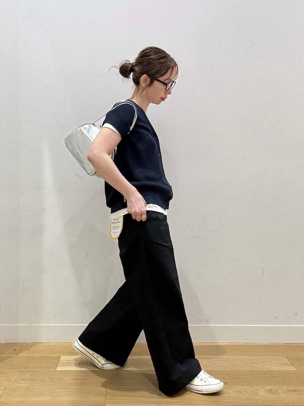 シルバー系のボストンバッグ、ブラック系のその他パンツ、ブルー系のベストを着用したレディースの夏コーディネートの2枚目の写真