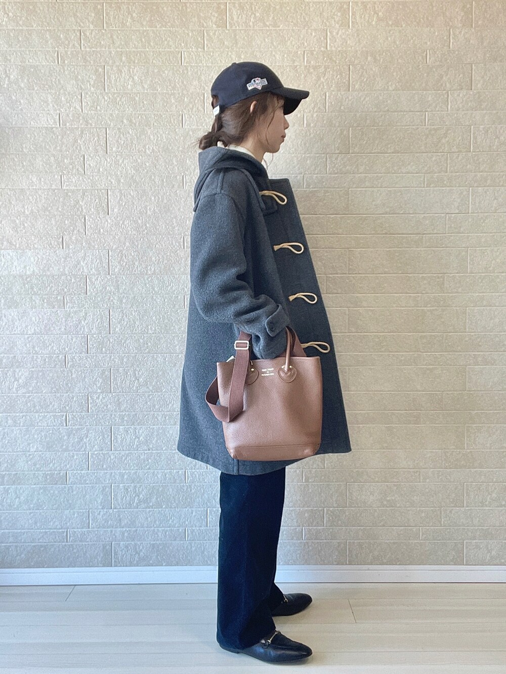 ホワイト系のニット/セーター、ブラック系のローファー、グレー系のダッフルコートを着用したレディースの冬コーディネートの4枚目の写真