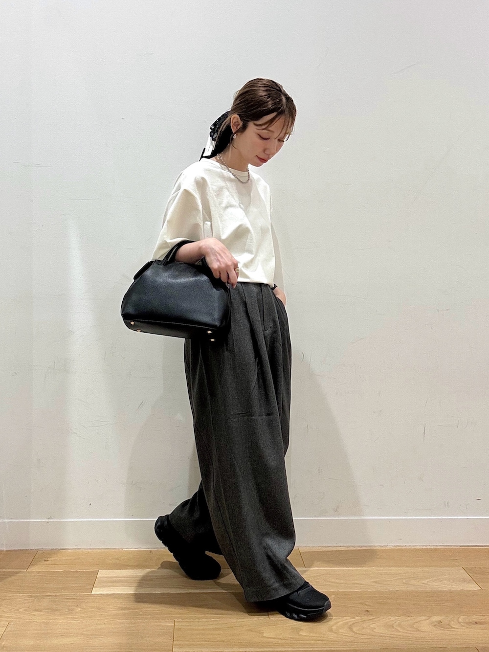 ホワイト系のTシャツ/カットソー、グレー系のその他パンツ、ブラック系のヘアゴムを着用したレディースの秋コーディネートの4枚目の写真