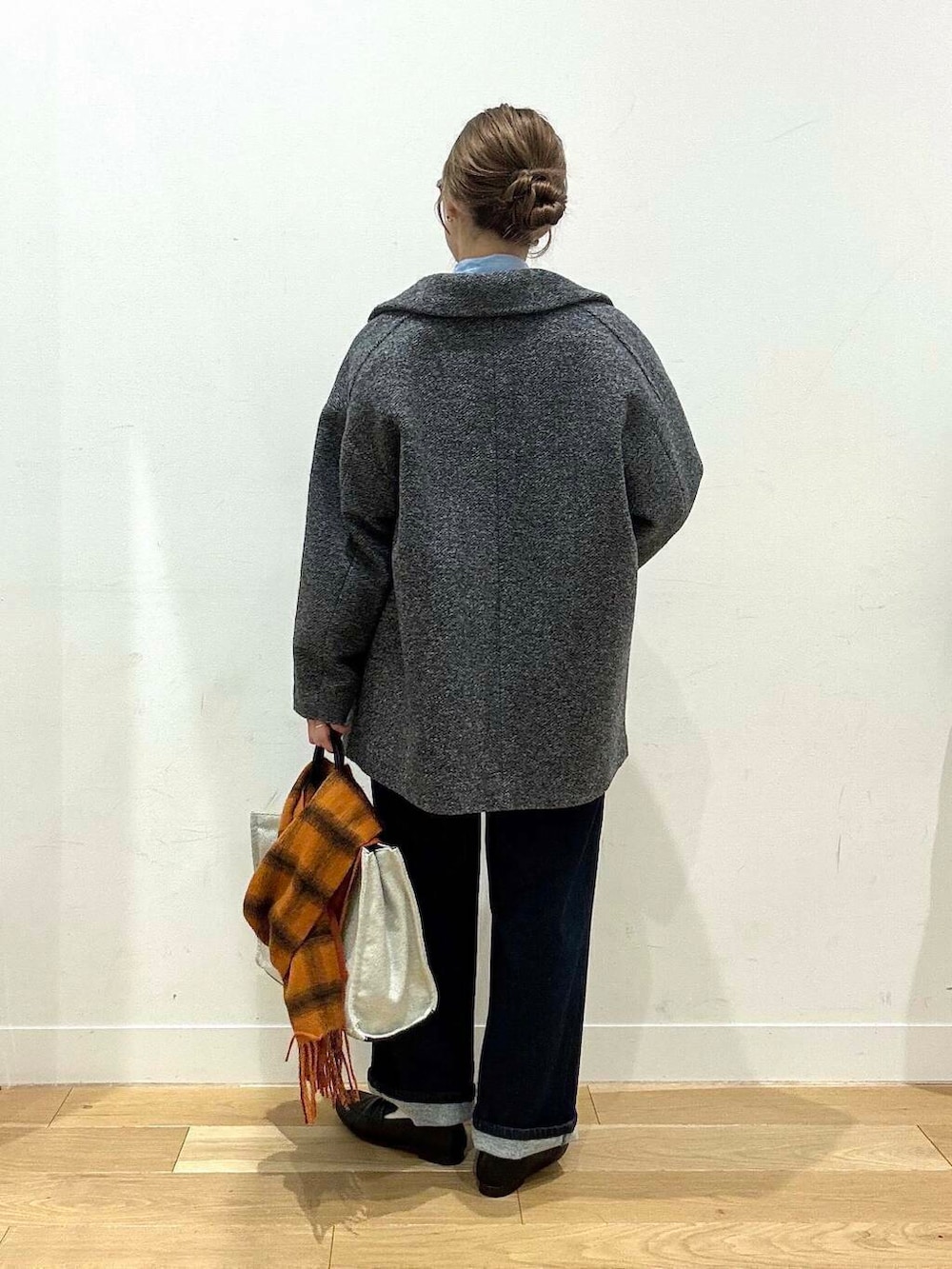 ブルー系のデニムパンツ、ブラック系のローファー、グレー系のその他アウターを着用したレディースの冬コーディネートの3枚目の写真