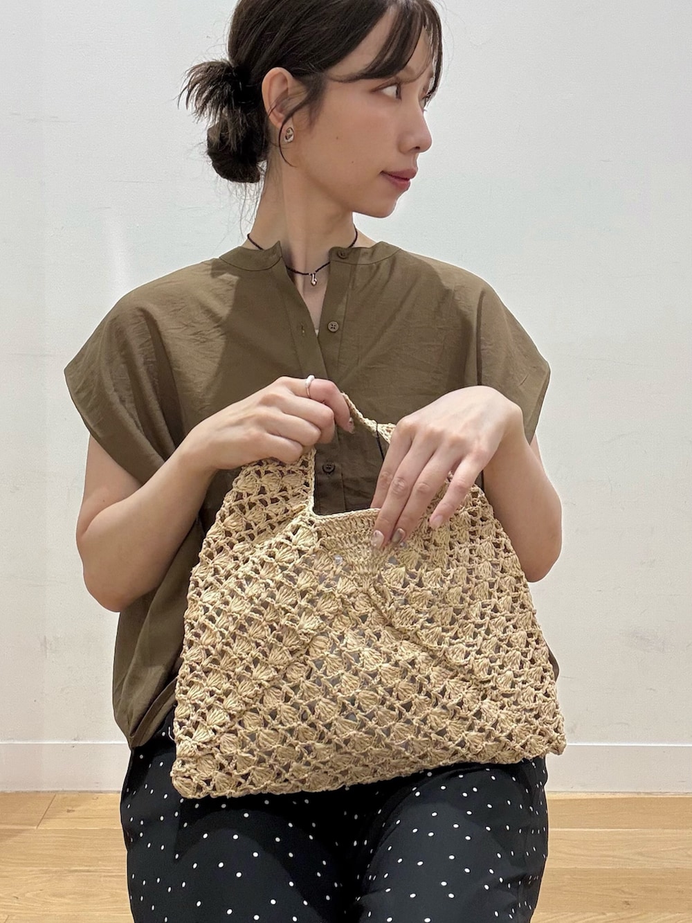 ベージュ系のハンドバッグ、ベージュ系のシャツ/ブラウス、ブラック系のその他パンツを着用したレディースの夏コーディネートの4枚目の写真