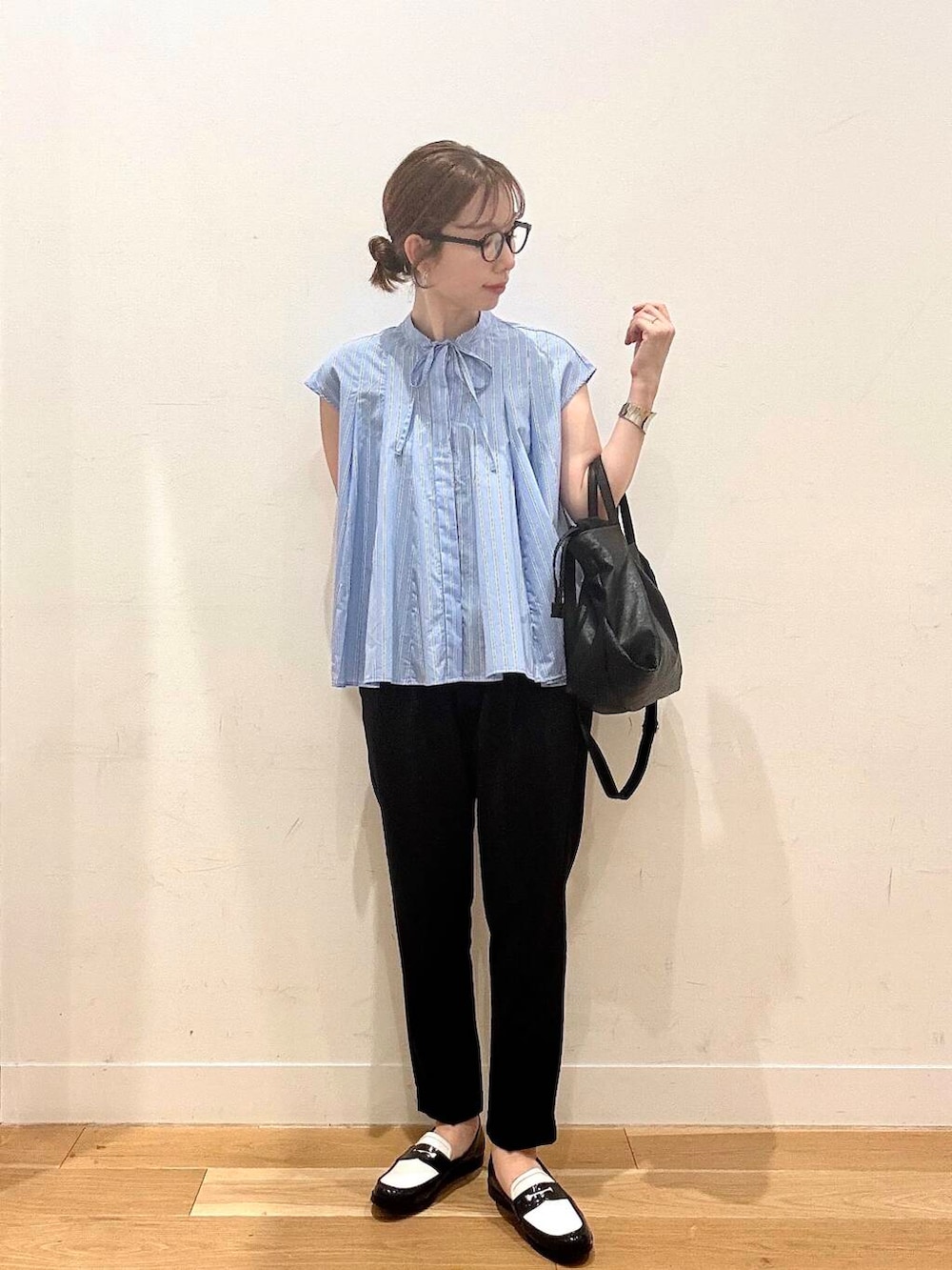 ブラック系のその他パンツ、ブラック系のショルダーバッグ、ブルー系のシャツ/ブラウスを着用したレディースの夏コーディネートの6枚目の写真