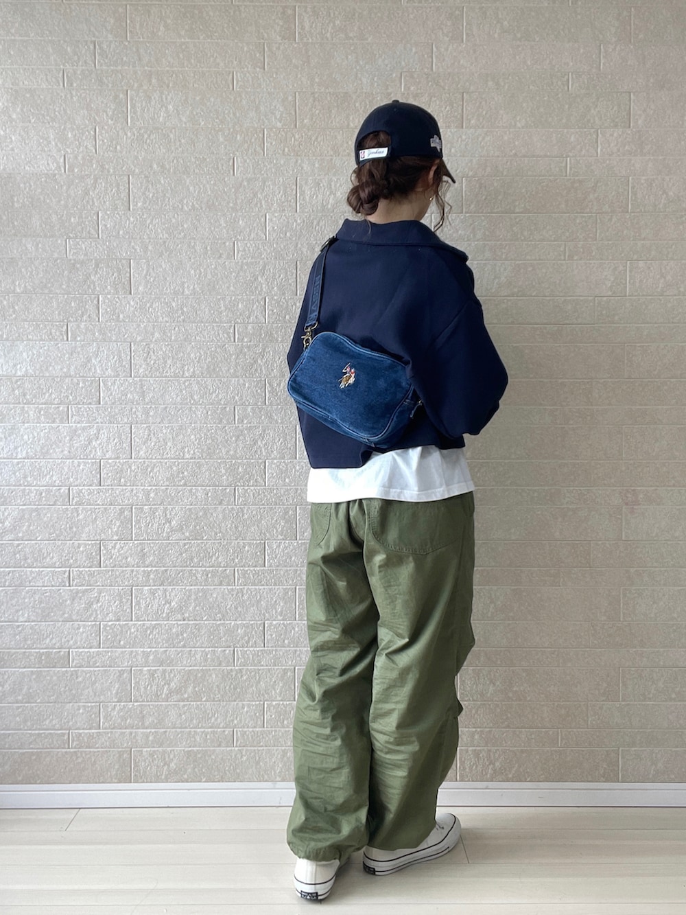グリーン系のカーゴパンツ、ブルー系のショルダーバッグ、ホワイト系のスニーカーを着用したレディースの春コーディネートの4枚目の写真