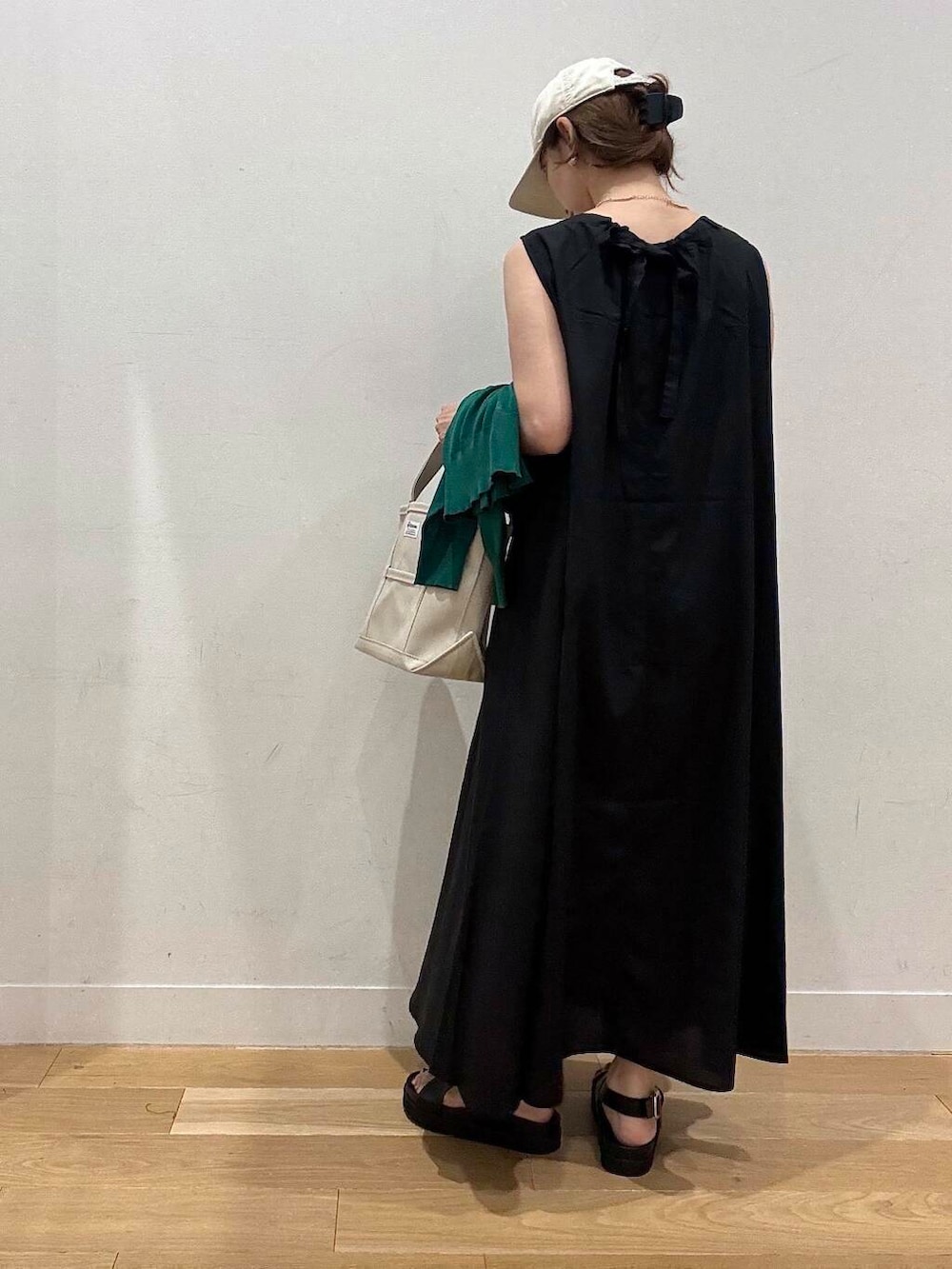 ブラック系のサンダル、グリーン系のカーディガン/ボレロ、ブラック系のワンピースを着用したレディースの夏コーディネートの4枚目の写真