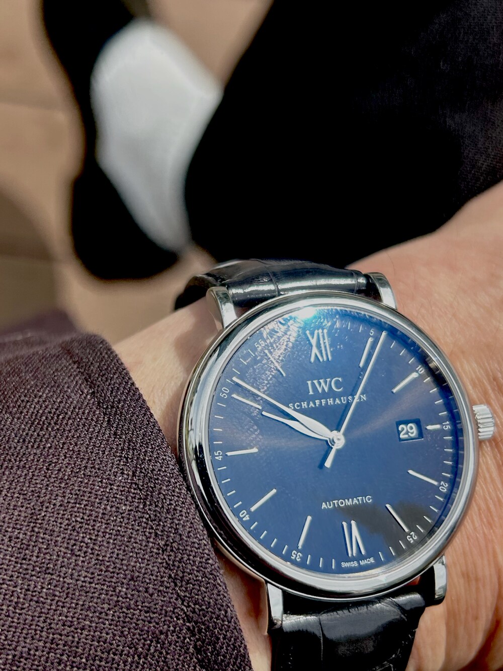 ブラック系のアナログ腕時計を着用したメンズの春コーディネートの2枚目の写真