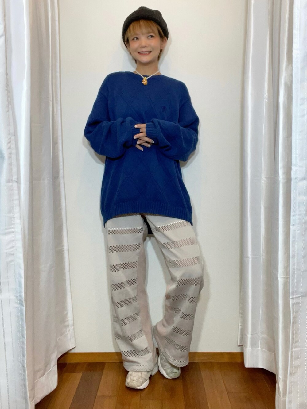 ホワイト系のスニーカー、ブラック系のニットキャップ/ビーニーを着用したレディースの秋コーディネートの2枚目の写真