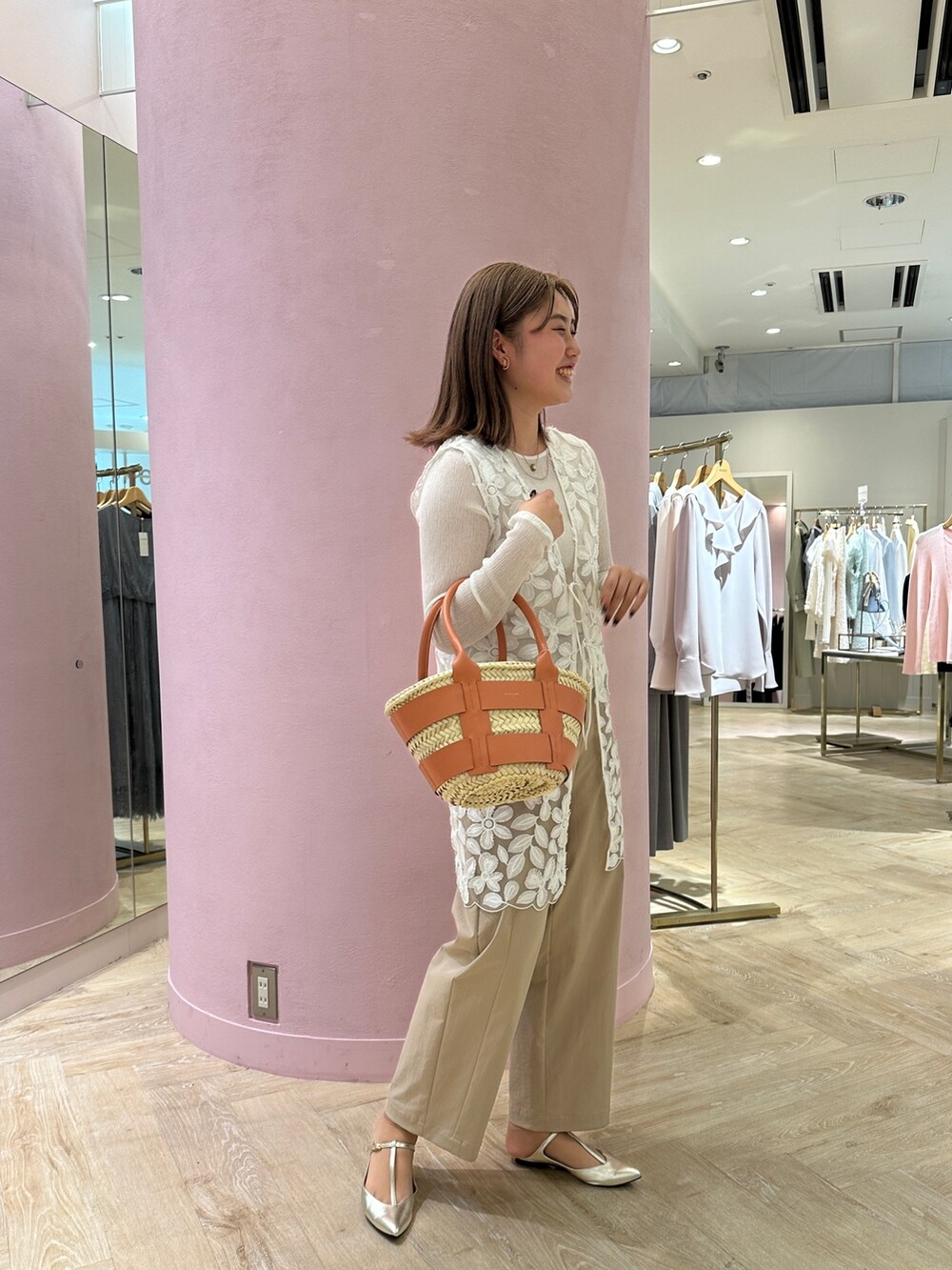 ホワイト系のTシャツ/カットソー、ホワイト系のシャツ/ブラウス、ベージュ系のチノパンツを着用したレディースの春コーディネートの3枚目の写真