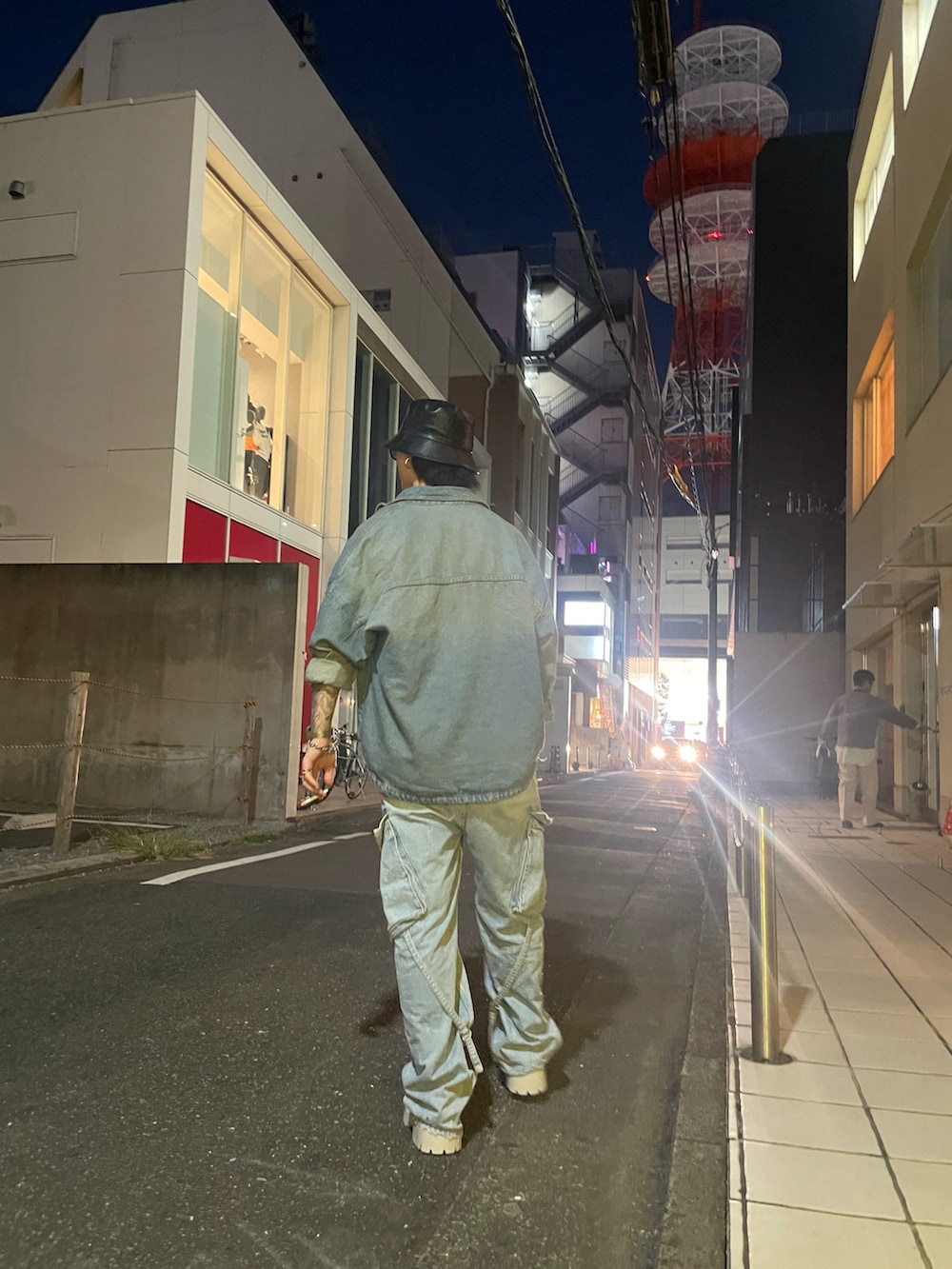 「大人カジュアル、メンズコーデ、デニム、セットアップ、チェルシーブーツ、ブーツ、バケットハット、おしゃれさんと繋がりたい」｜「ZARAのアイテム（デニムパンツ、ブルー系）」を使った、yume_kingさん（メンズ・175cm）の冬コーディネートの2枚目の写真