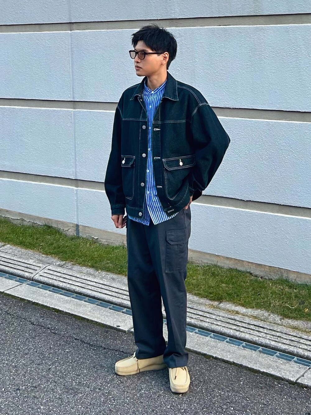 「ファッションを楽しもう、WEARyouthコーデ、秋冬コーデ、デニムジャケット、ワークパンツ、ワラビー、革靴、メガネ男子、デニム、カバーオール、カーゴパンツ、きれいめカジュアル、バンドカラーシャツ、ストライプシャツ、古着MIX」｜「CiNTASのアイテム（パンツ、グレー系）」を使った、Yuさん（メンズ・167cm）の秋コーディネートの2枚目の写真
