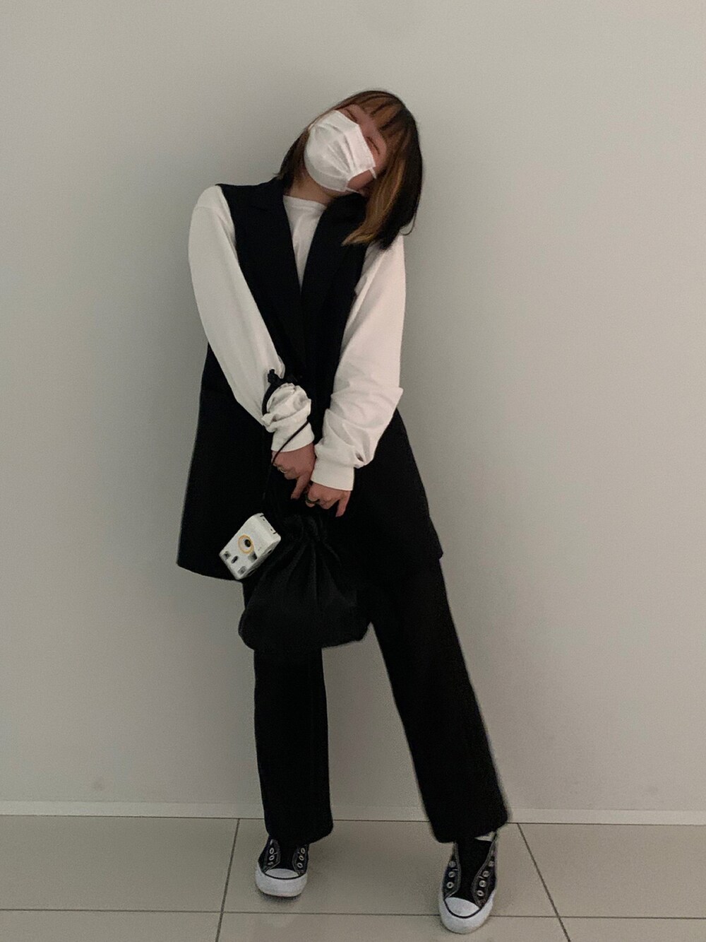 ブラック系のシューズ、ホワイト系のトップス、ブラック系のジャケット/アウターを着用したレディースの春コーディネートの2枚目の写真