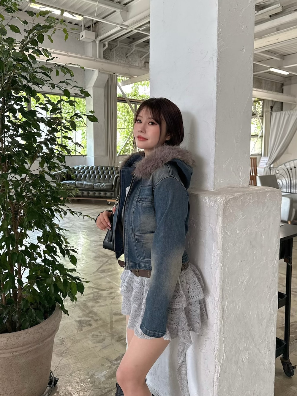 グレー系のワンピース、ブルー系のデニムジャケットを着用したレディースの秋コーディネートの4枚目の写真