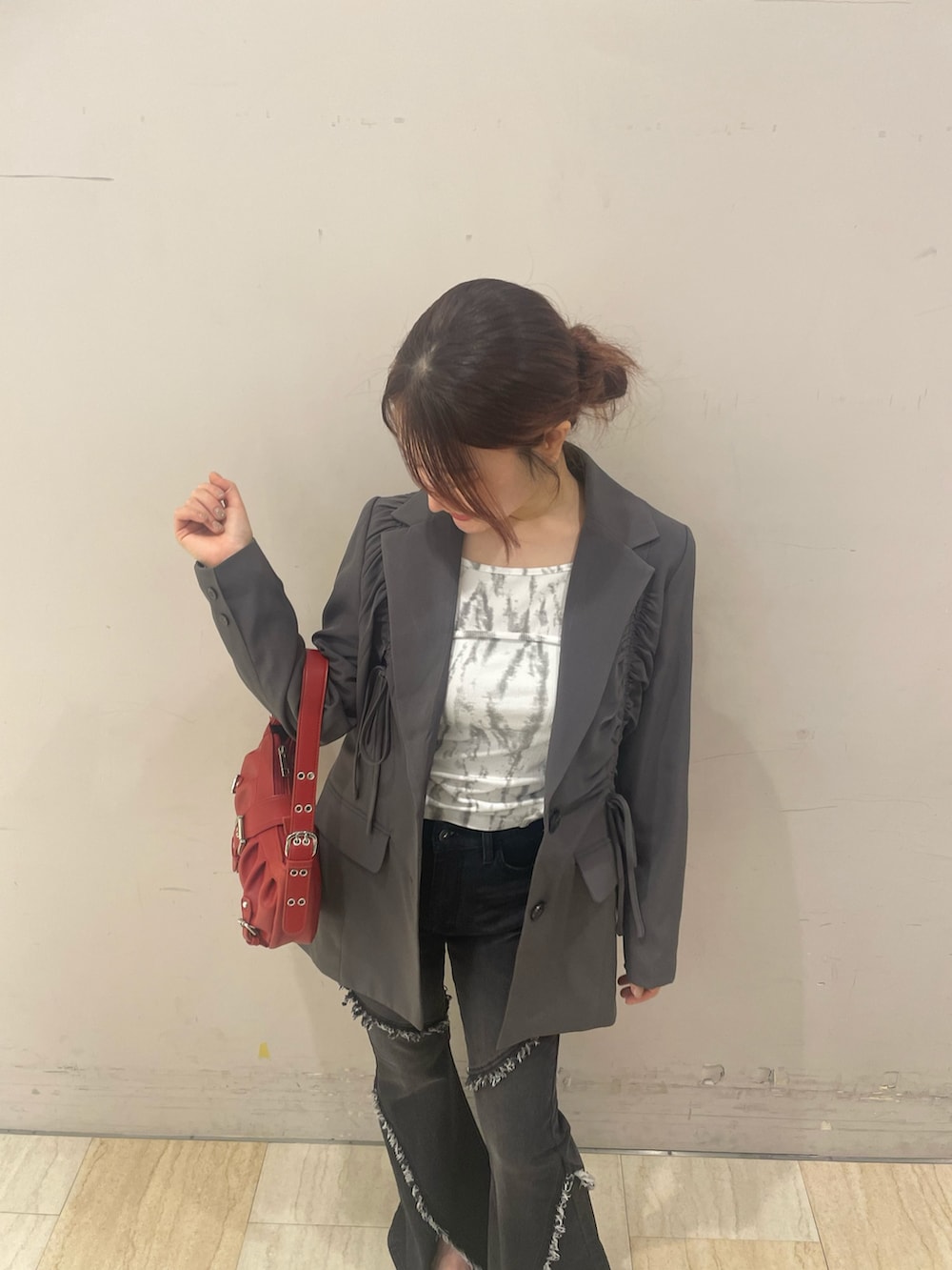 グレー系のテーラードジャケット、ホワイト系のTシャツ/カットソー、レッド系のハンドバッグを着用したレディースの春コーディネートの2枚目の写真