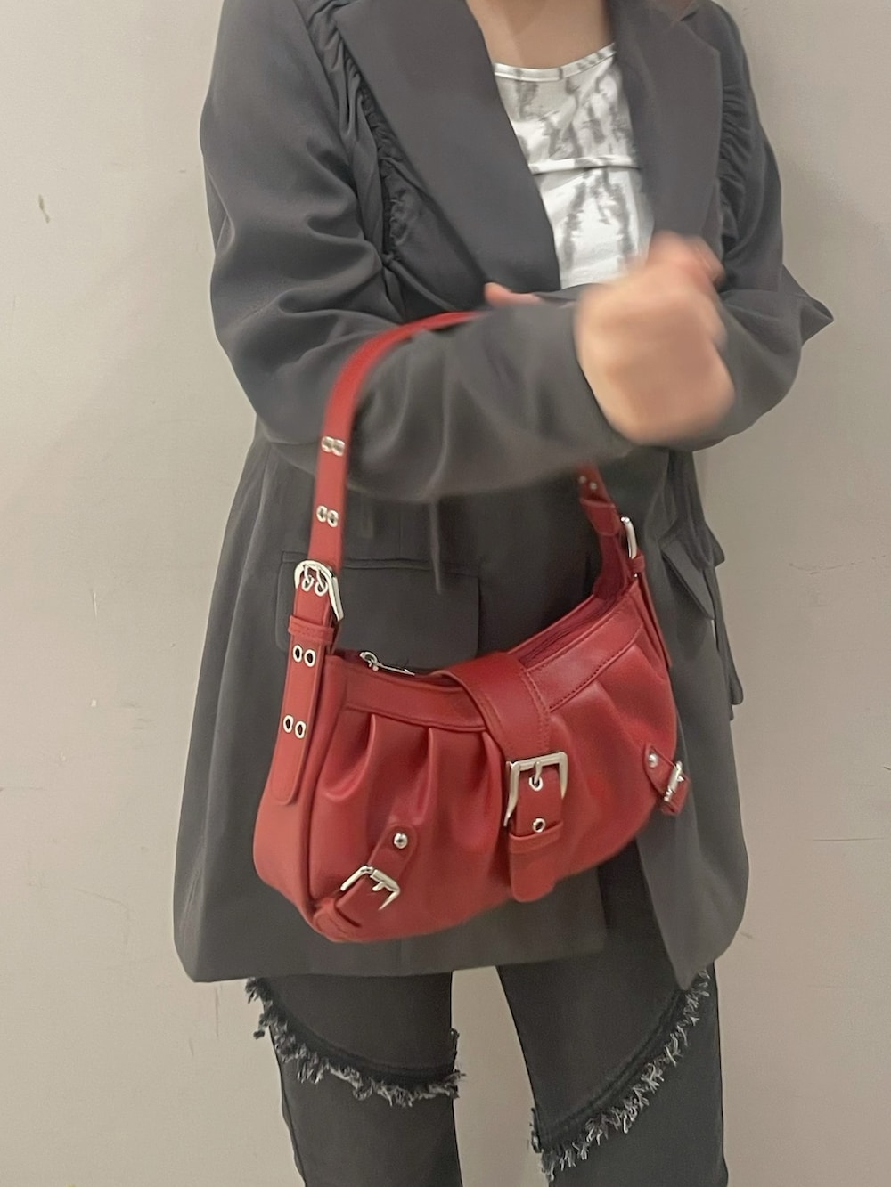 グレー系のテーラードジャケット、ホワイト系のTシャツ/カットソー、レッド系のハンドバッグを着用したレディースの春コーディネートの3枚目の写真