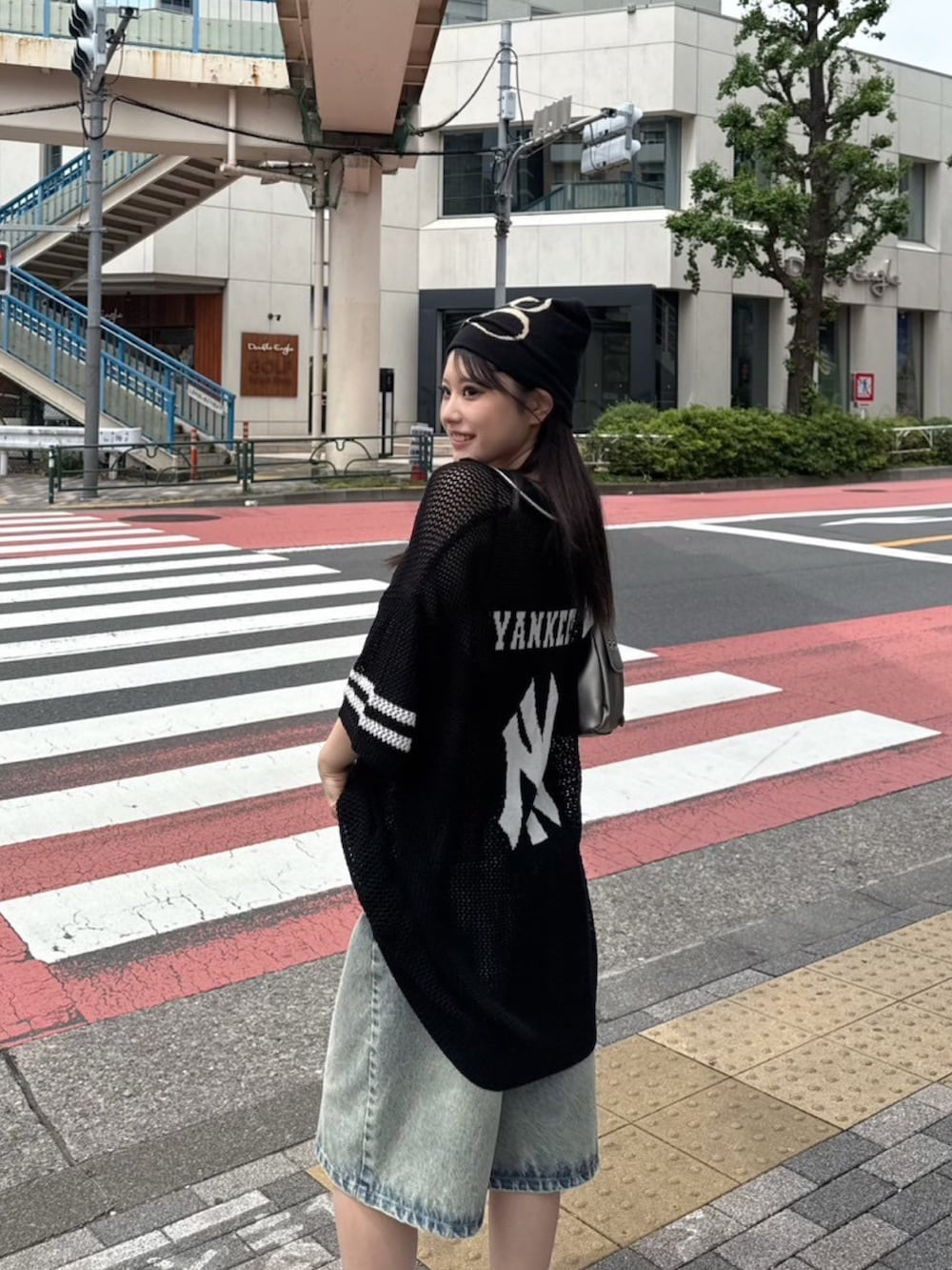 「アメカジ、モノトーン、デニム、デニムパンツ、ハーフパンツ、ハーフパンツコーデ、ハーフデニム、ハーフデニムパンツ、ポロニット、ポロニットコーデ、メンズライク、メンズライクコーデ、メンズライク女子、骨格ストレート」｜「BACK TO THE FIELDの【MLB】バックロゴメッシュポロジャガードニット（ニット/セーター、ブラック系）」を使った、kaoriさん（レディース・156cm）の夏コーディネートの2枚目の写真