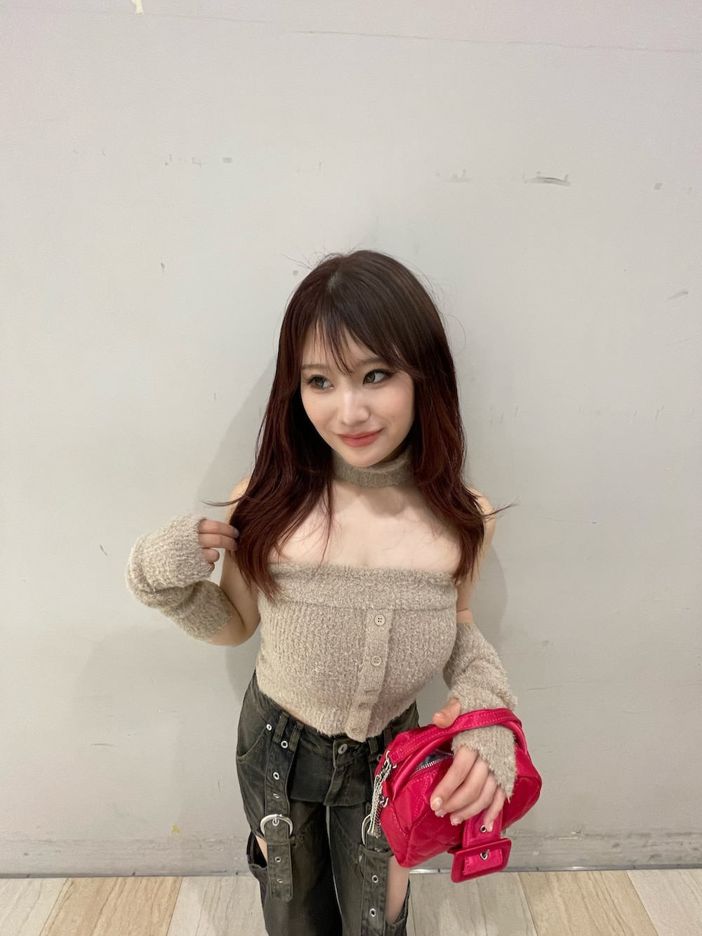 ベージュ系のニット/セーター、ブラック系のデニムパンツ、ブラック系のパンプスを着用したレディースの夏コーディネートの2枚目の写真