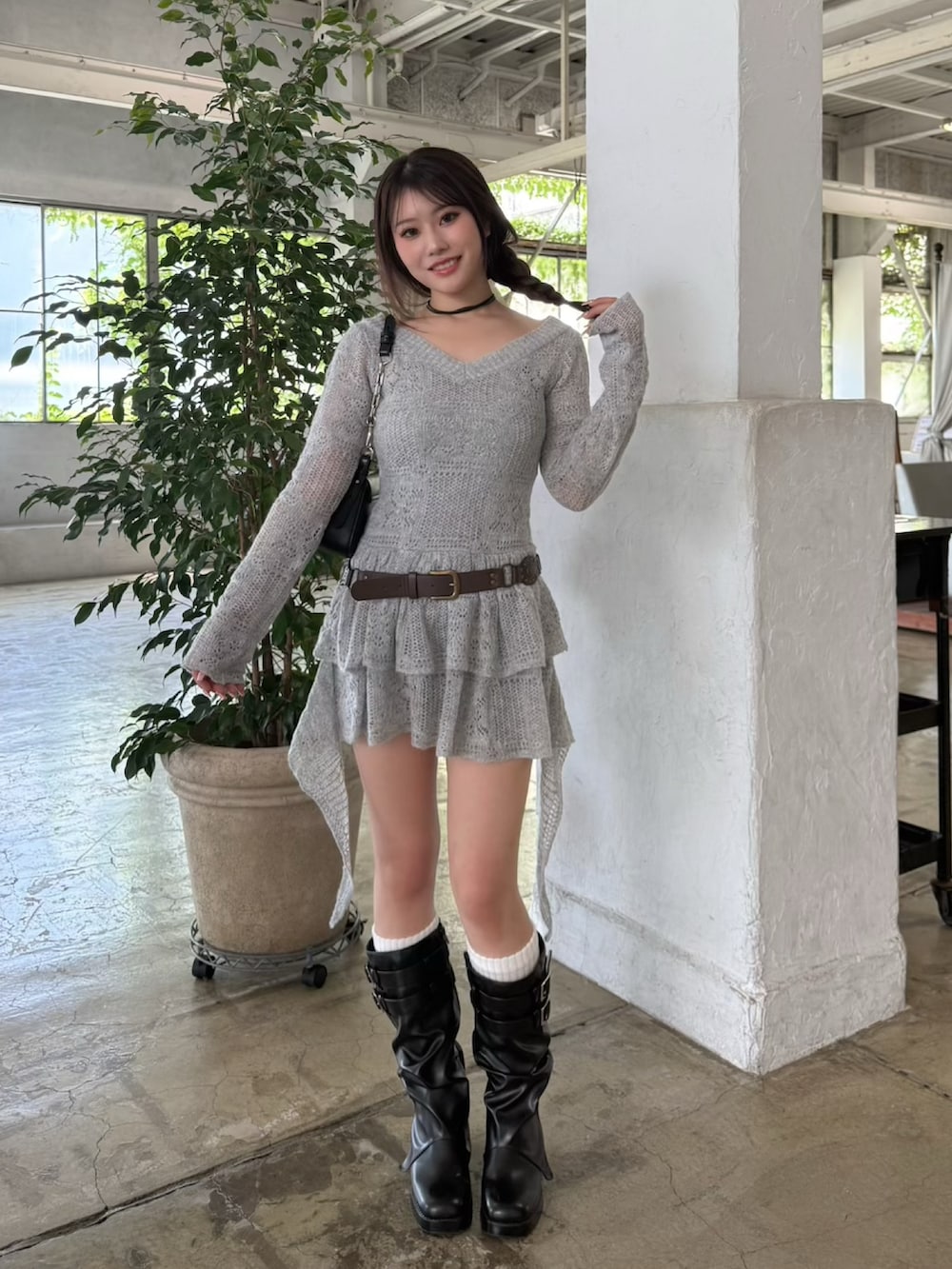 グレー系のワンピース、ブルー系のデニムジャケットを着用したレディースの秋コーディネートの2枚目の写真