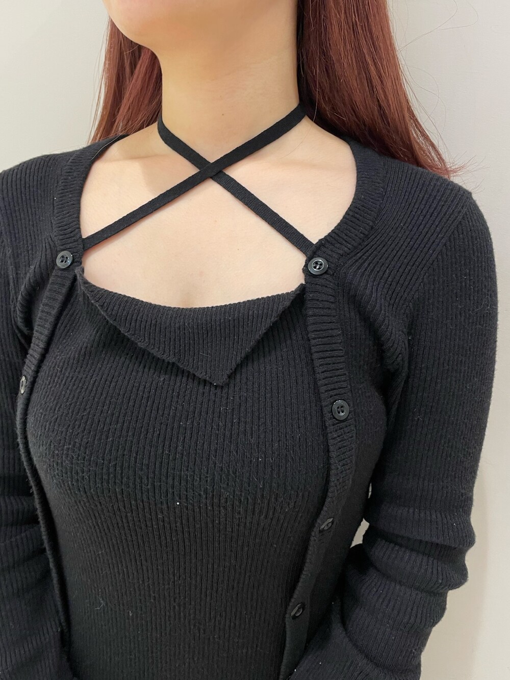 「ブラック、ブラックコーデ、ブラックワンピース、タイト、タイトワンピース、タイトシルエット、ラメ、厚底ブーツ、厚底ブーツコーデ」｜「SPIRALGIRLのデコルテ開きチョーカーワンピース（ワンピース、ブラック系）」を使った、kaoriさん（レディース・156cm）の冬コーディネートの2枚目の写真