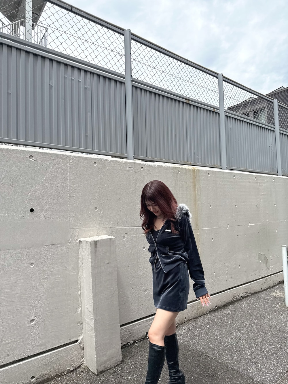 ブルー系のスカート、ブルー系のパーカー、ブラック系のブーツを着用したレディースの秋コーディネートの4枚目の写真